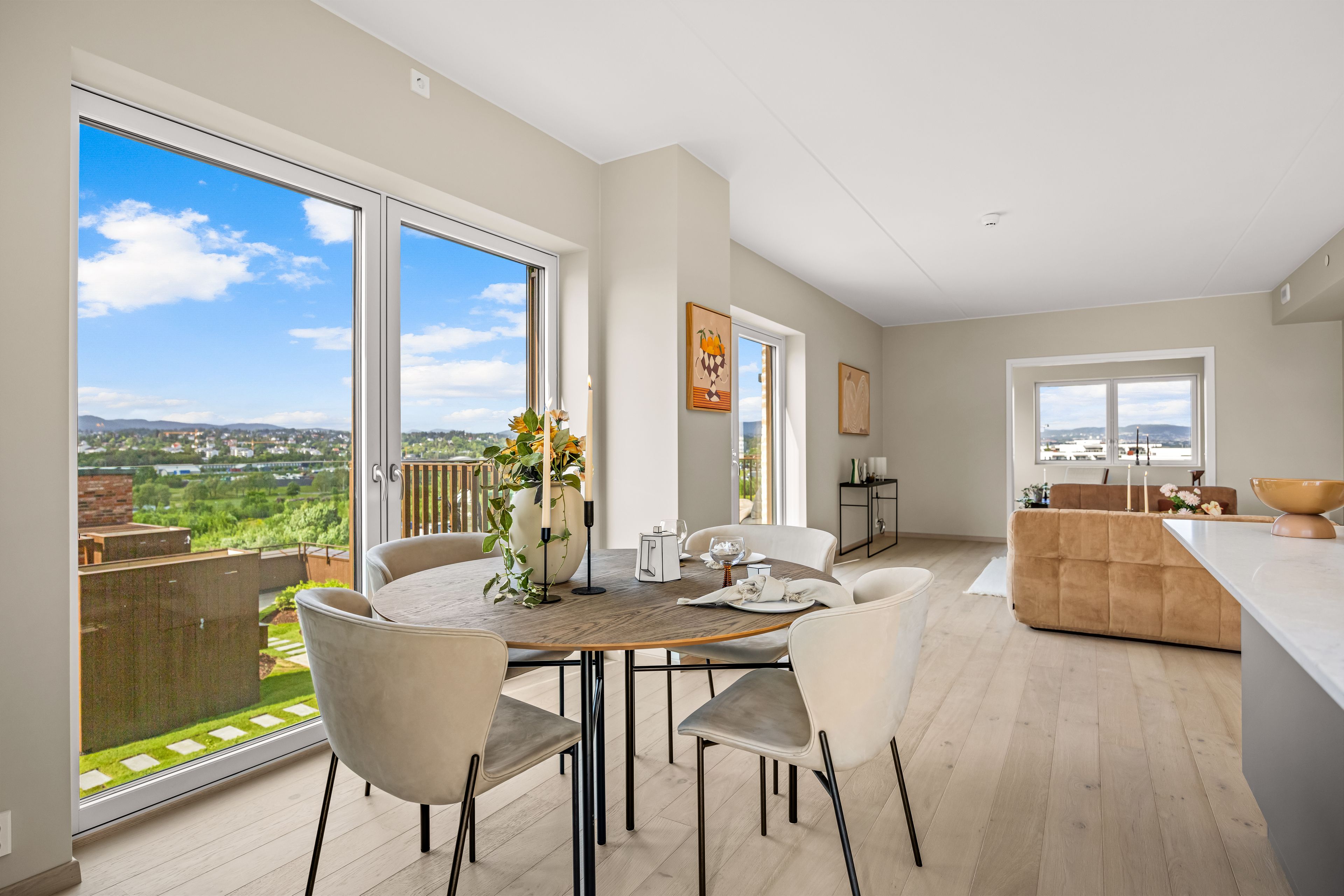 Spiseplass og stue i leilighet 6017 på Nansenløkka