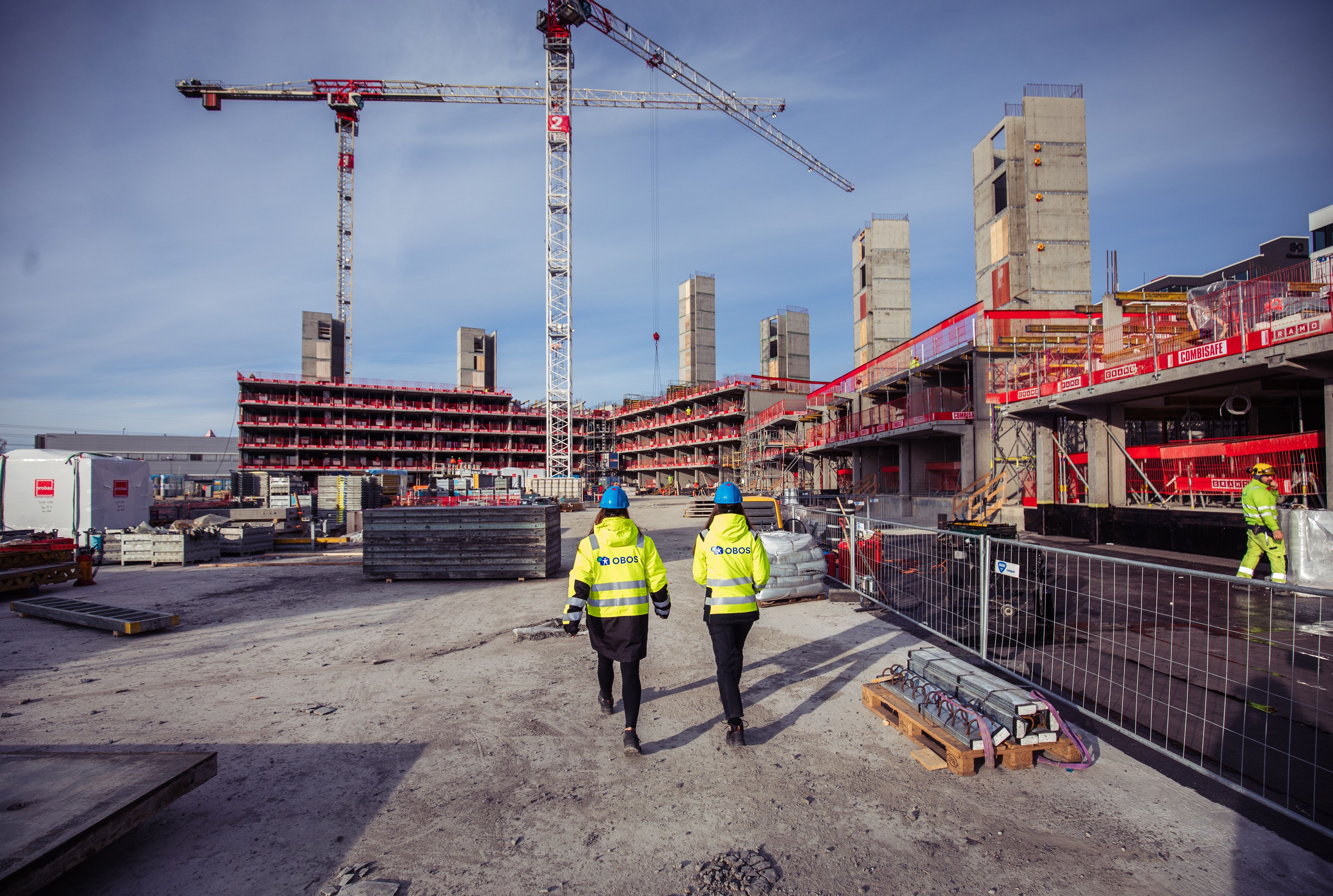 En byggeplass på Ulven i Oslo, to arbeidere.