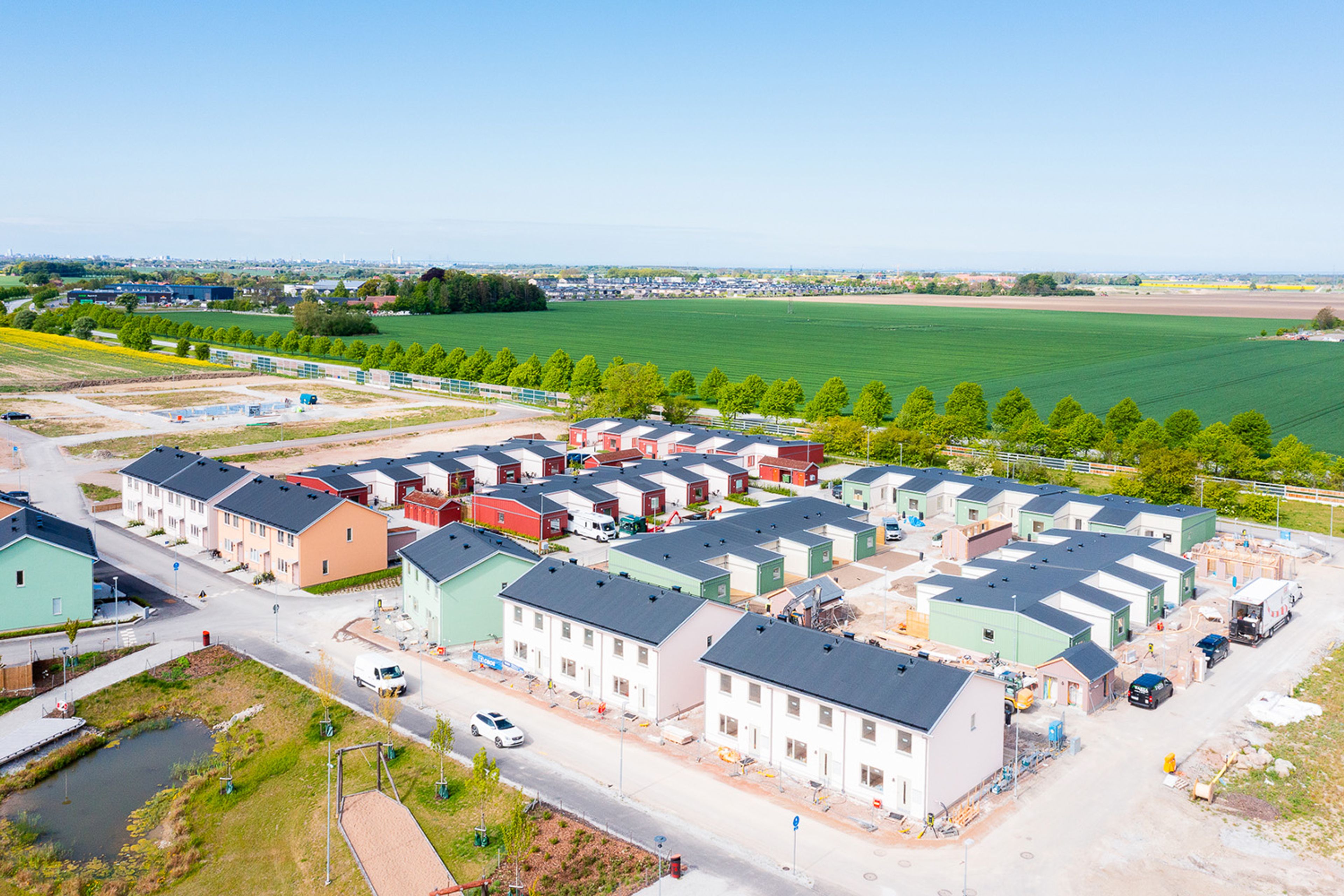 Flygfoto över kvarteret Pihlängen med flera olika radhuskvarter
