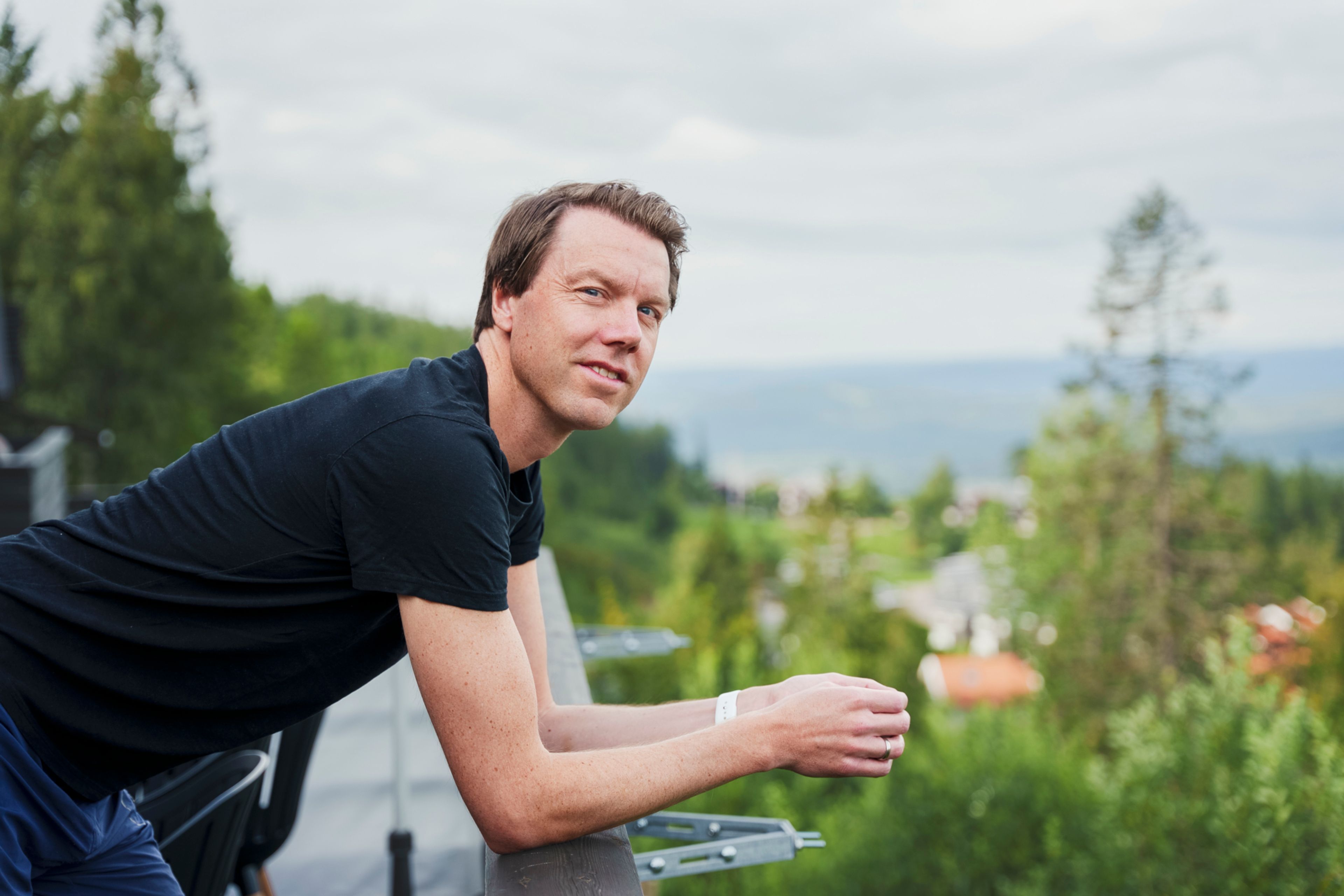 Martin Koksrud Bekkelund skuer utover fra en balkong