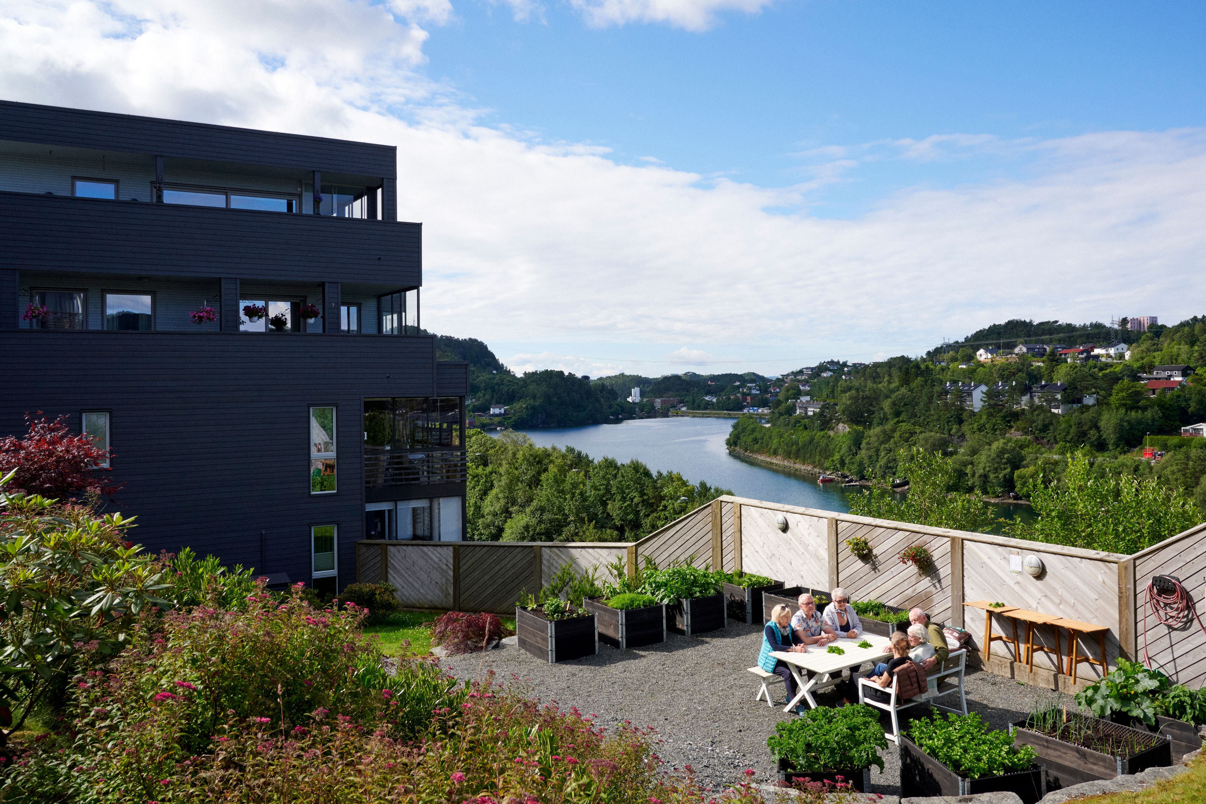 Foto av uteområdene til Bjørndalsbakken sameie i Loddefjord.