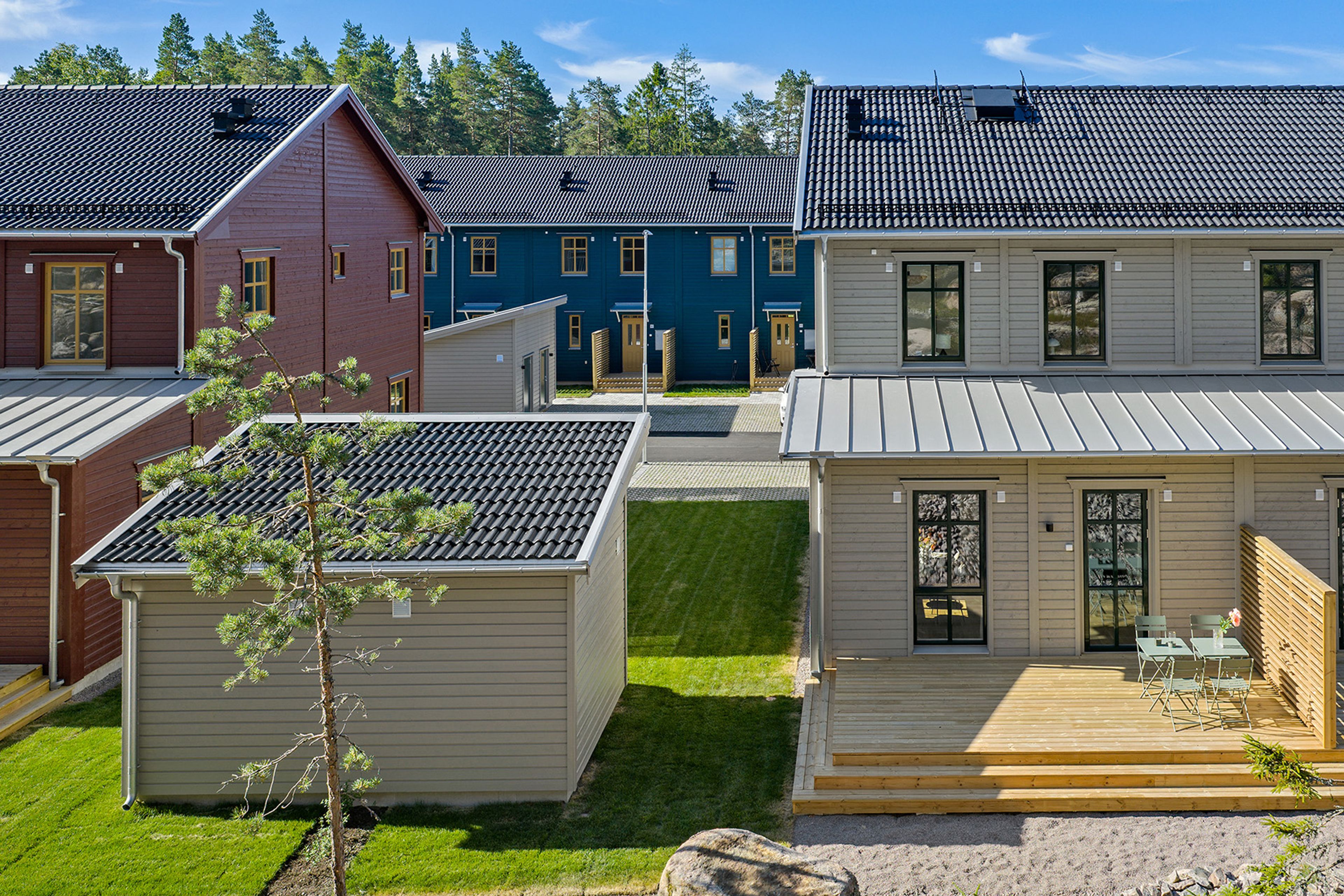 Baksida med trädäck i Vinternatt