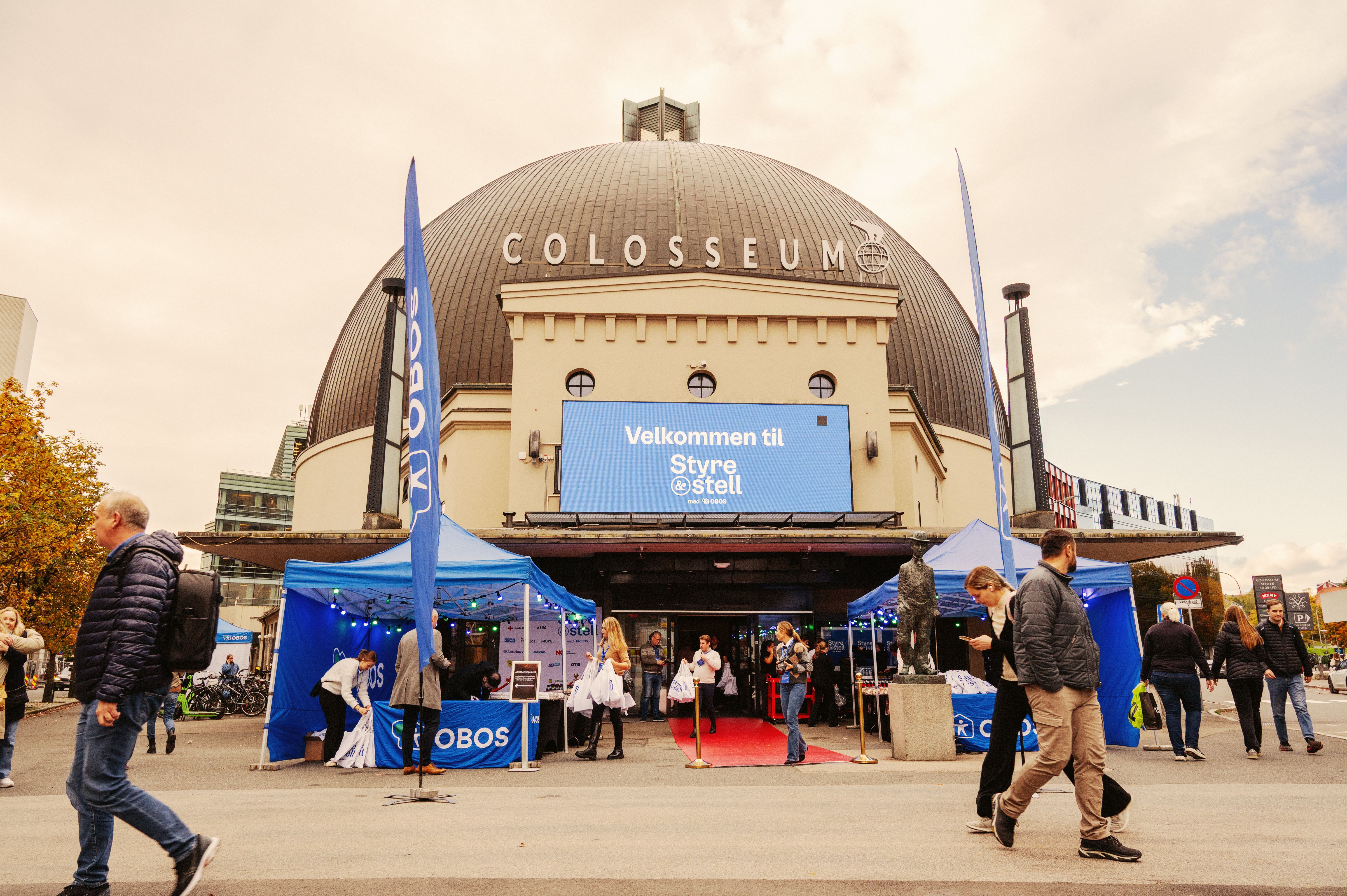 Folk ankommer Colosseum kino i Oslo til arrangementet Styre & stell, med OBOS-flagg og velkomstboder utenfor inngangen.