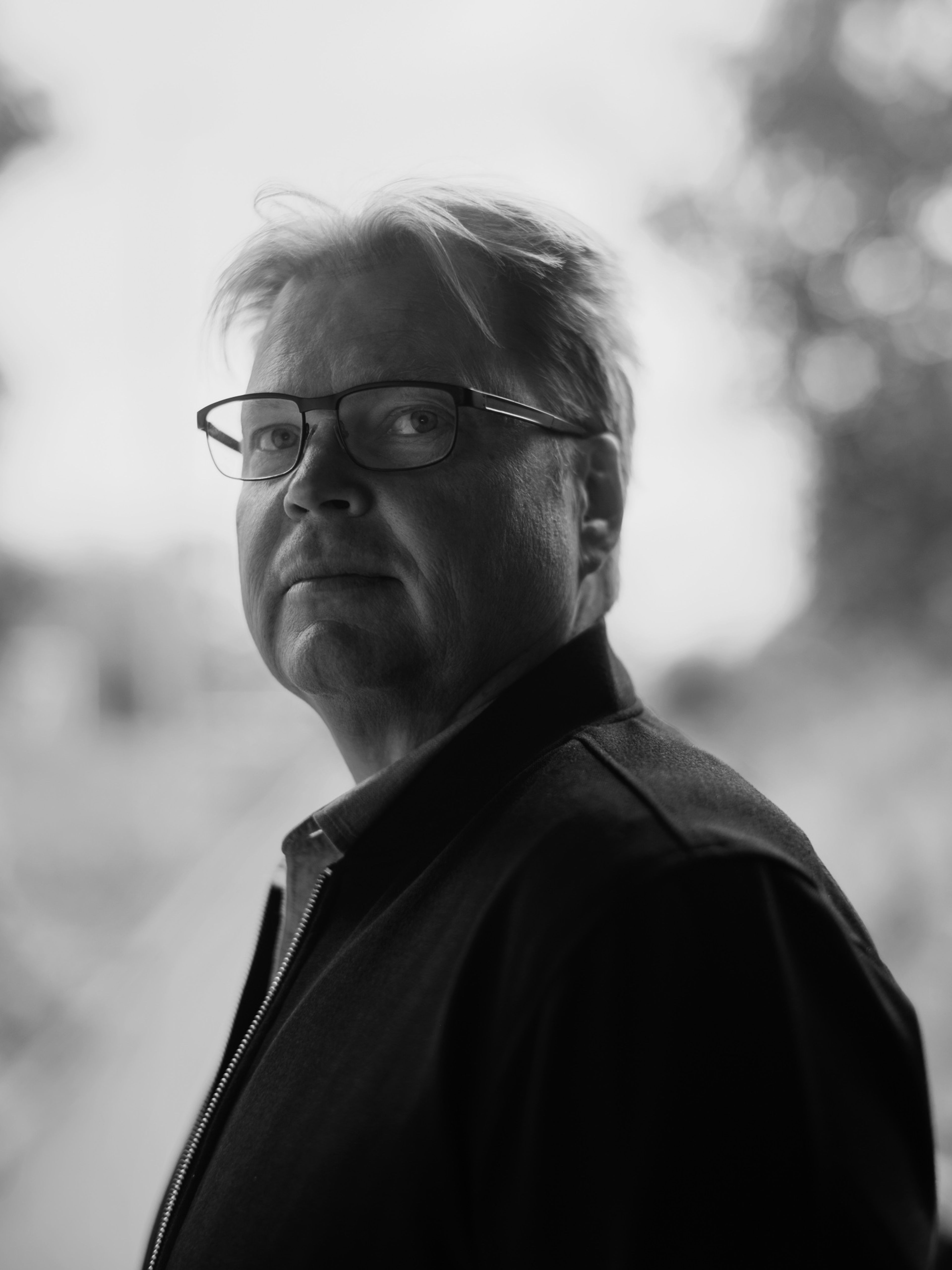 Svart/hvitt foto av Jørn Lier Horst.