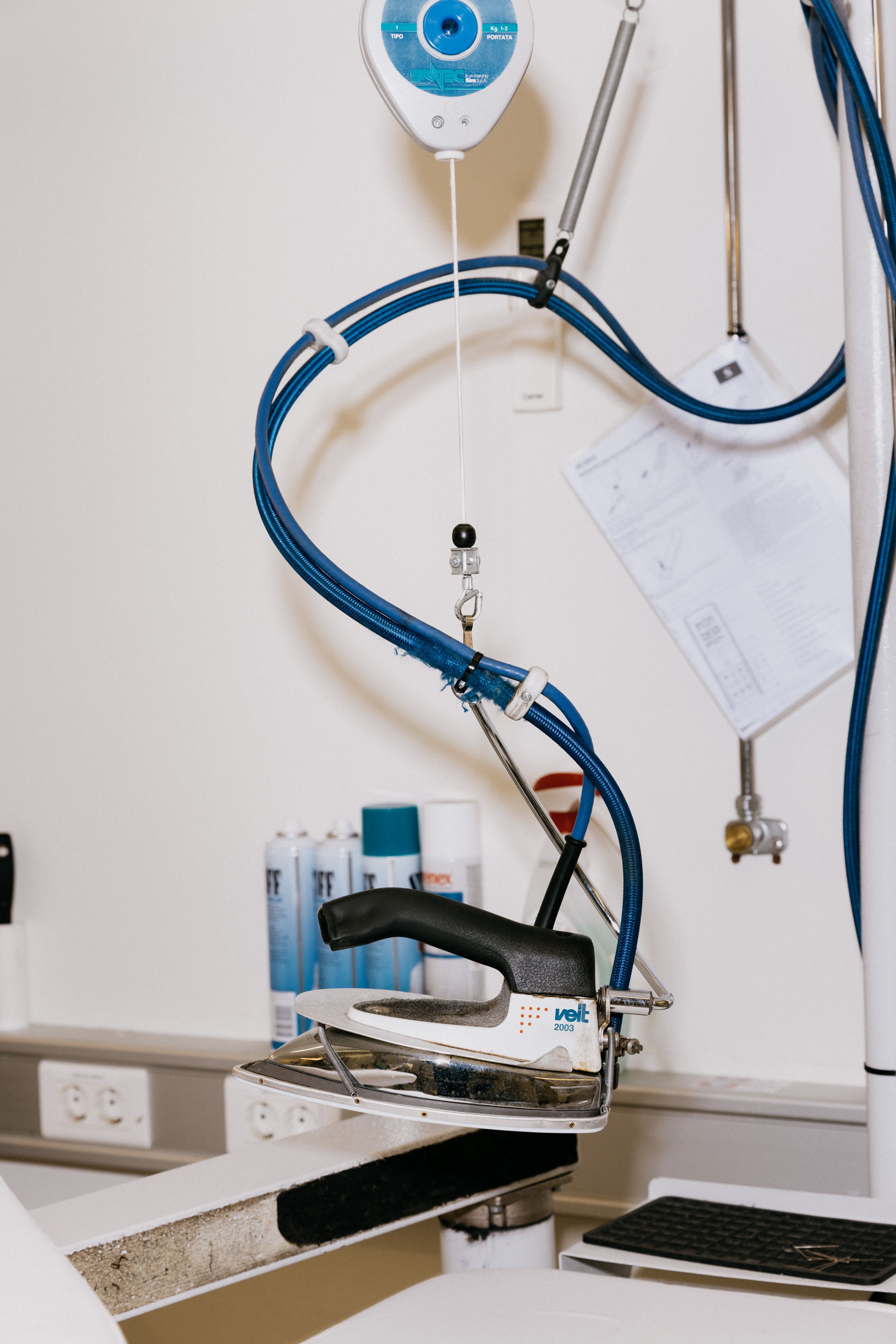 Bildet viser et strykejern i kostyme- og systua i Operaen.