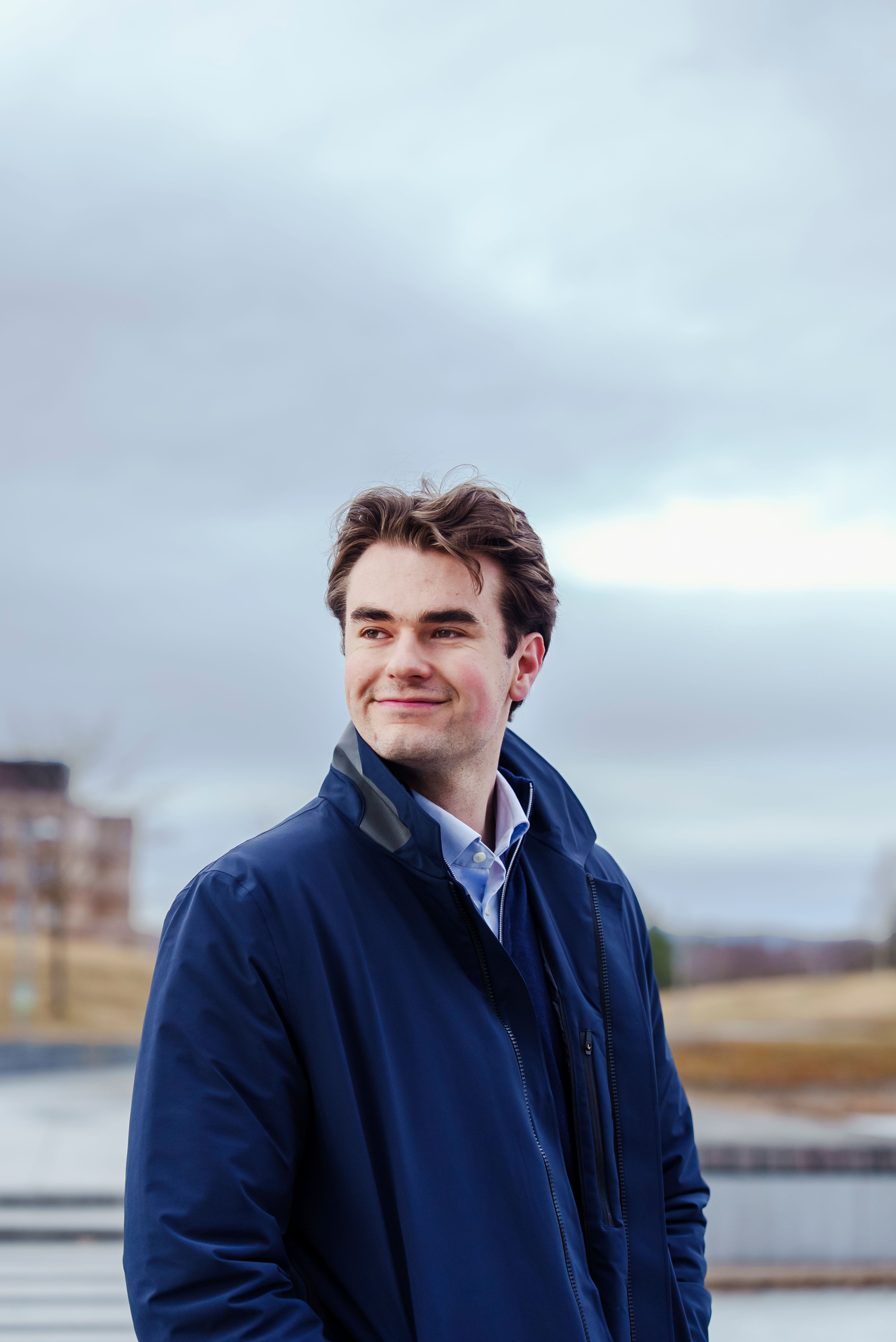 Oskar som står og ser utover i Storøykilen på Fornebu.