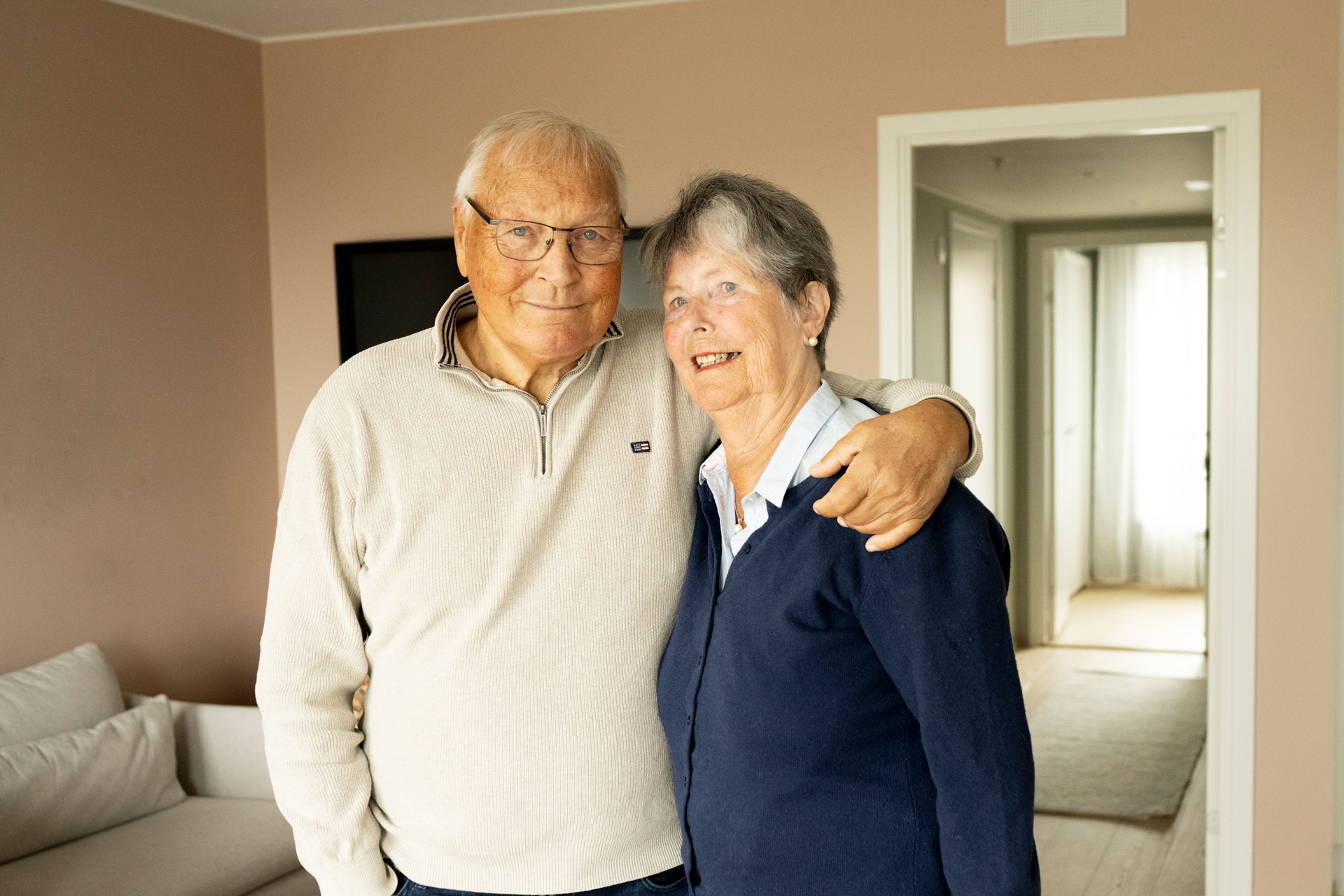 Foto av beboerne Clas og Lise på Vollebekk som klemmer hverandre i sin nye leilighet.