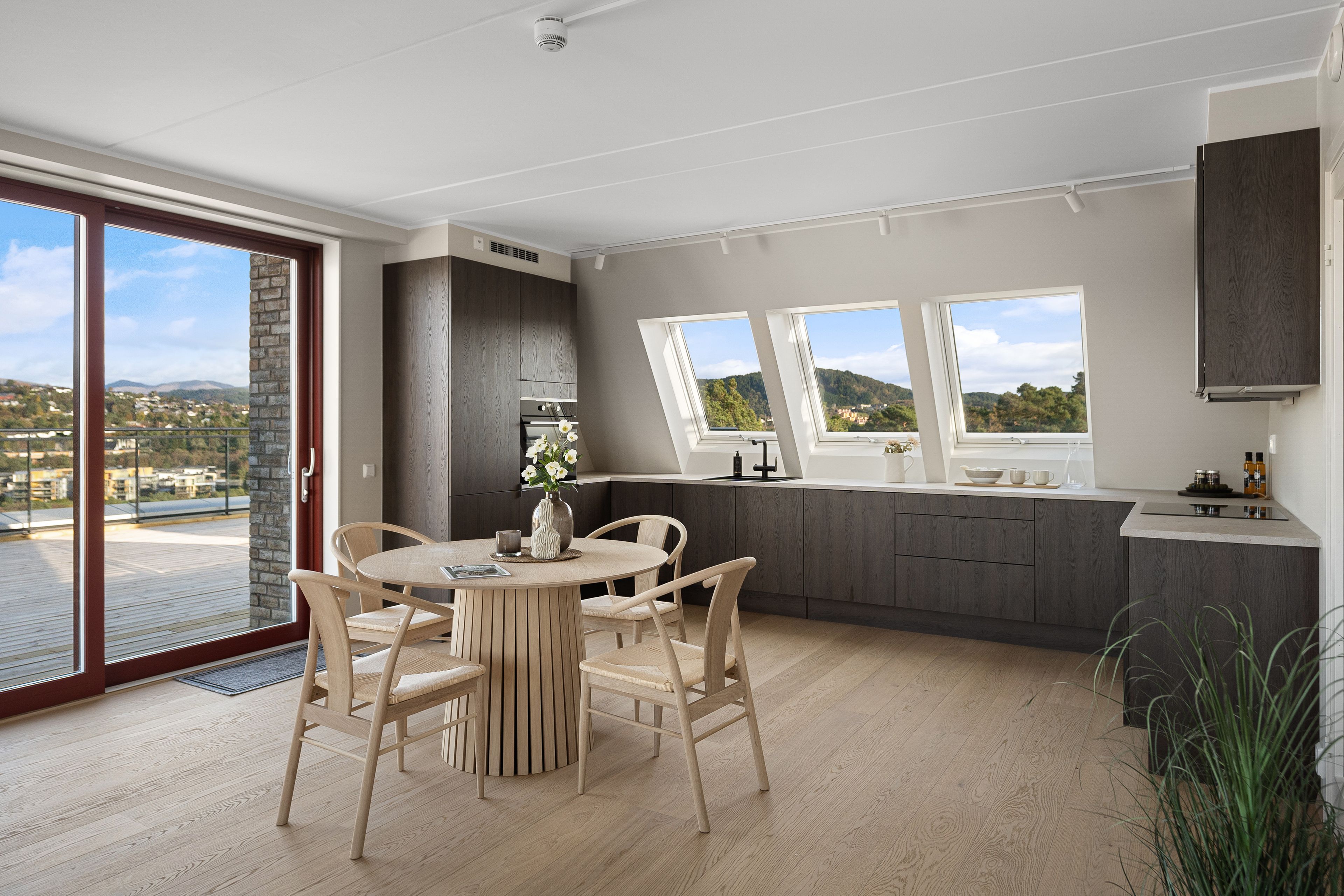 Foto av kjøkken med utgang til terrasse i leilighet i Sandsliåsen