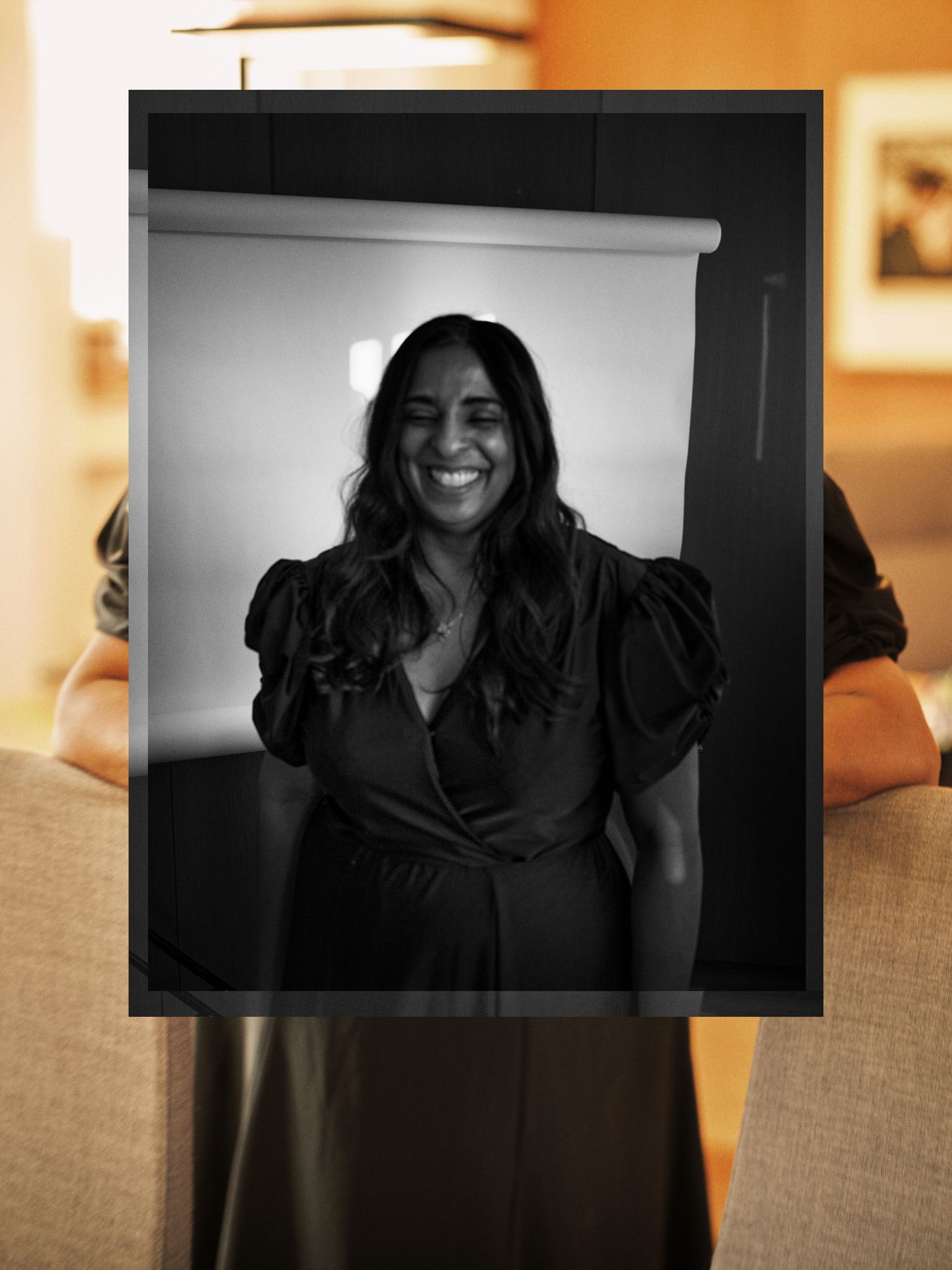 Et svart/hvitt foto av Lubna som smiler.