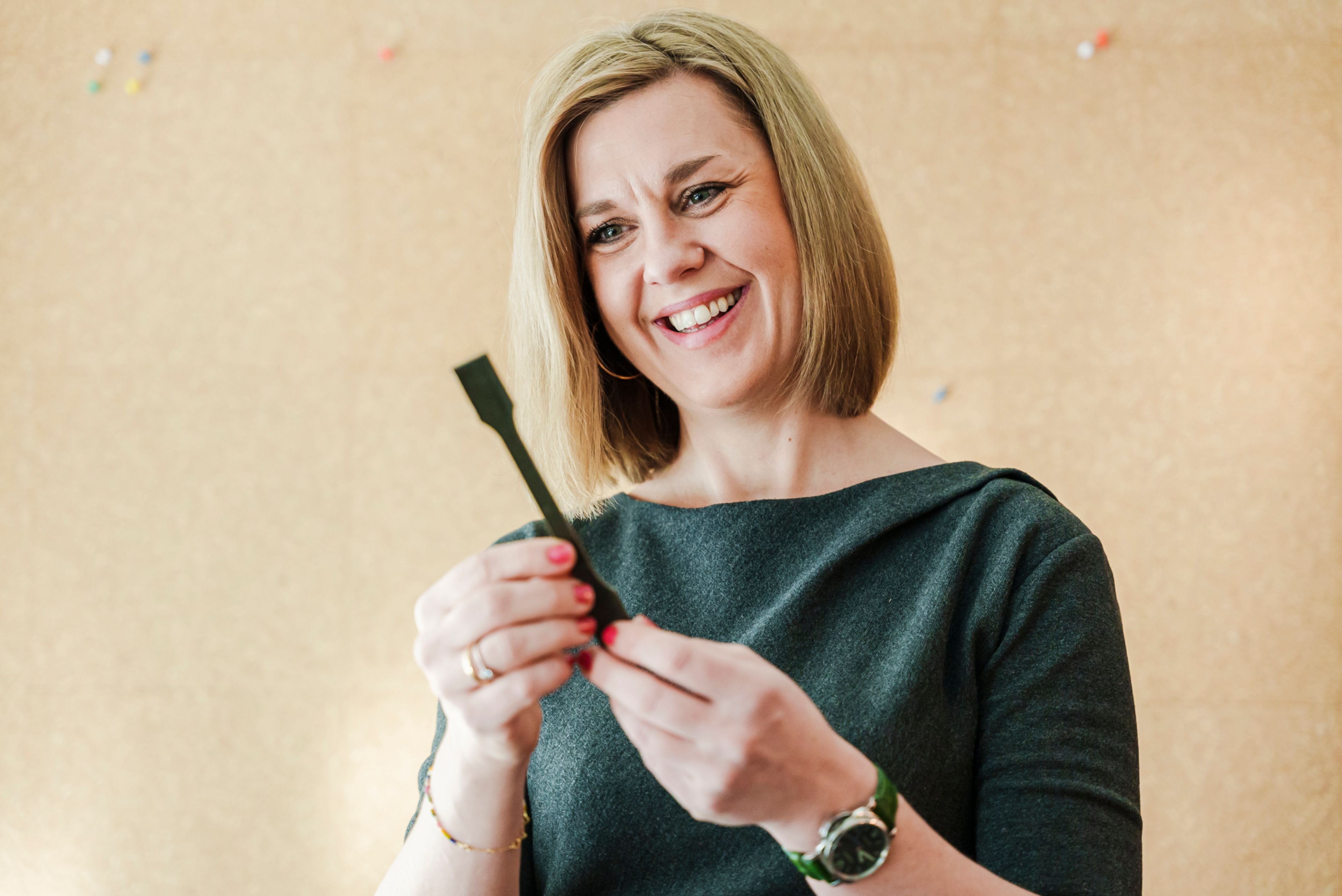 Innovasjonssjef i OBOS Karine Storaker Braathen holder opp prøver av ulike innovasjonsmaterialer