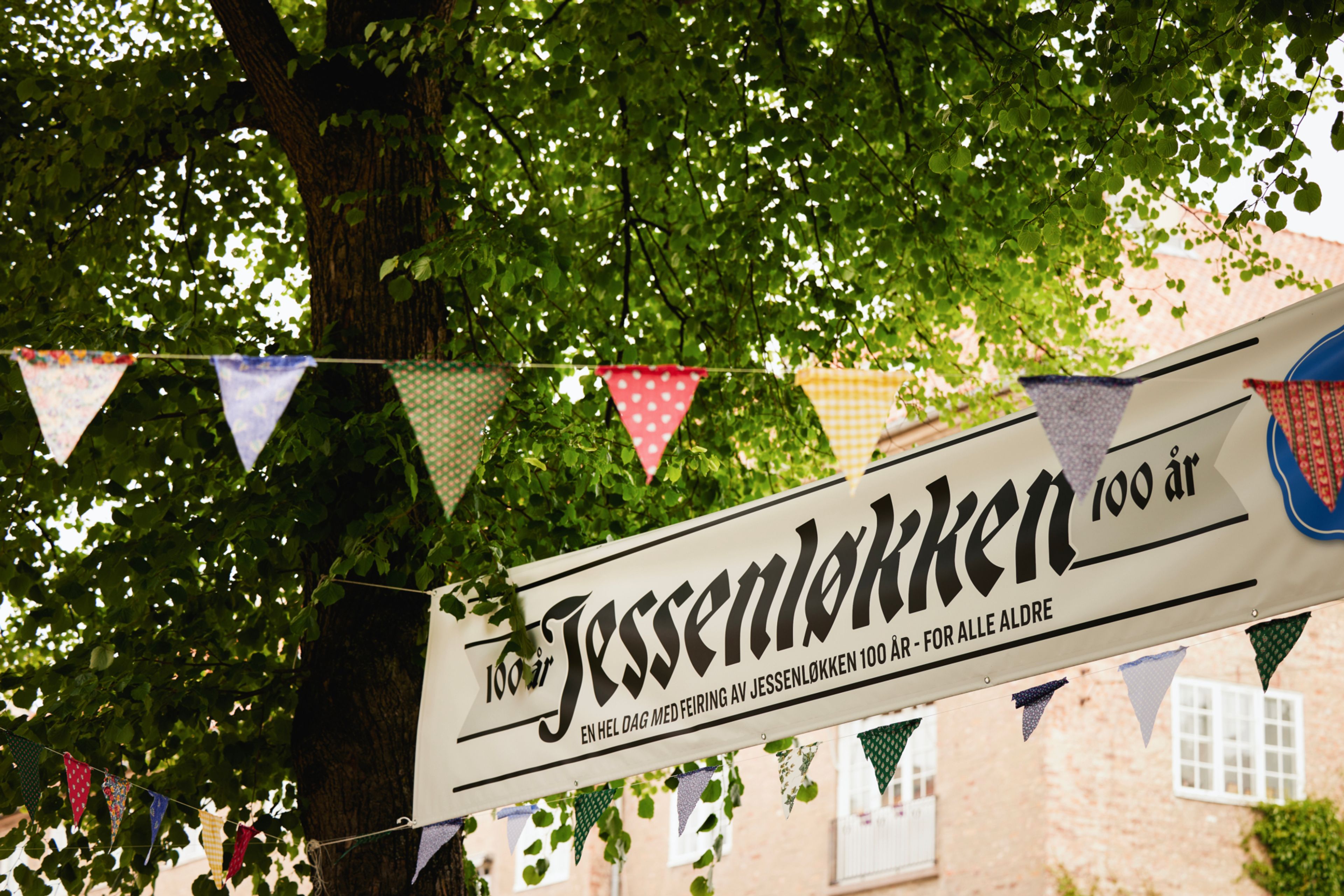 Foto av banneret som er hengt opp i Jessenløkken boligsameie i forbindelse med jubileumet.
