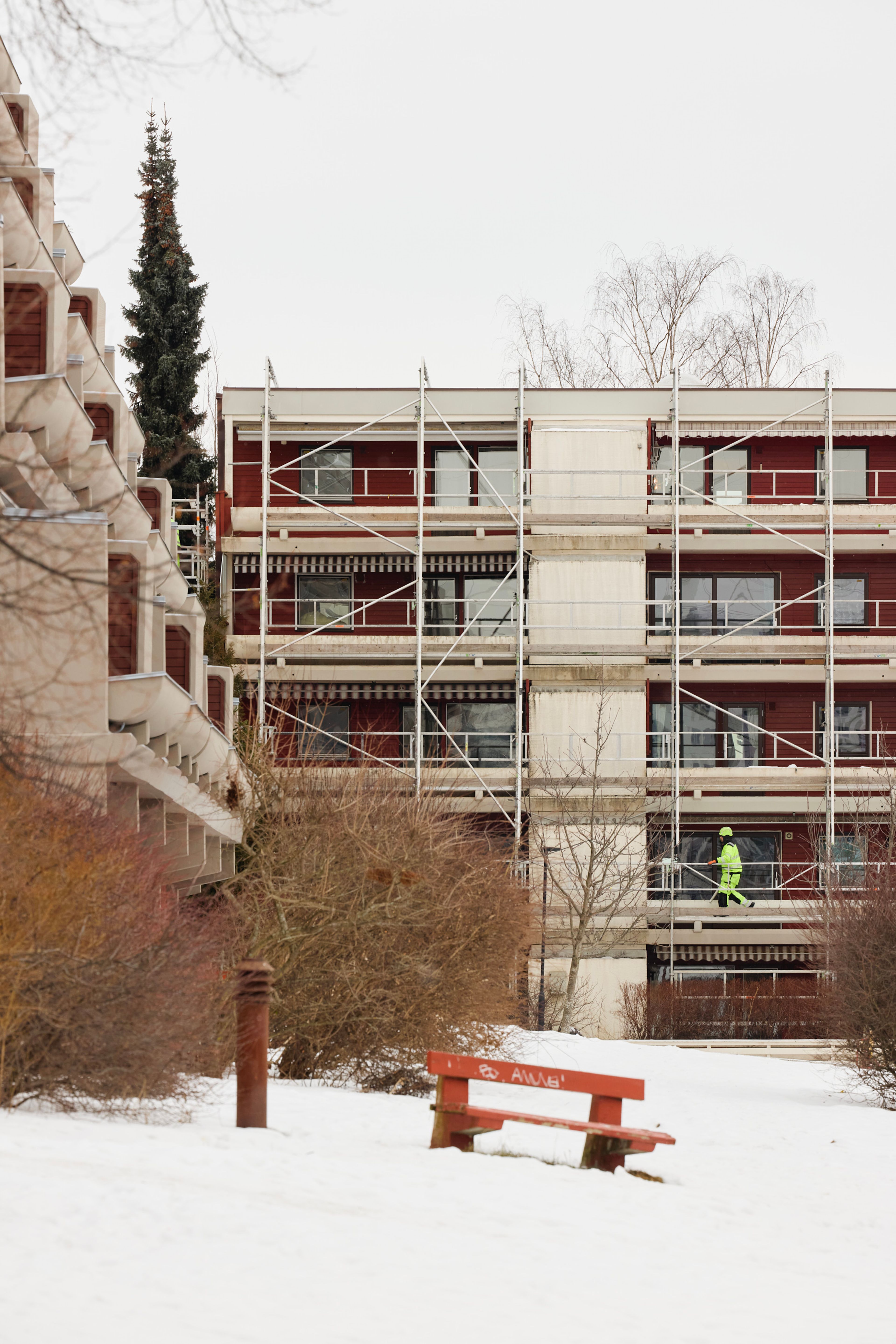 Stillas under rehabilitering av betongfasade på Alna terrasse
