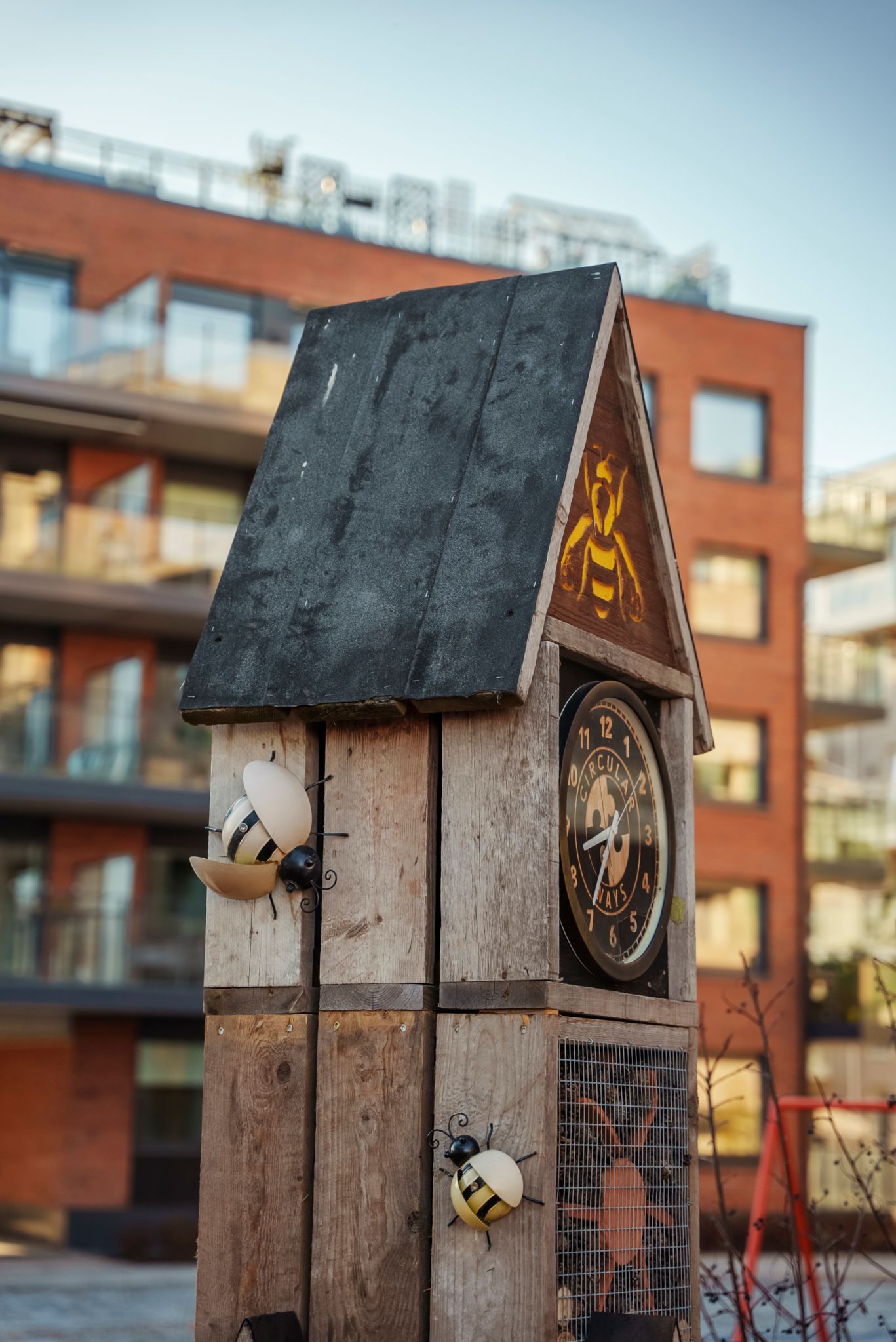 Bilde av et biehotell foran et leilighetsbygg