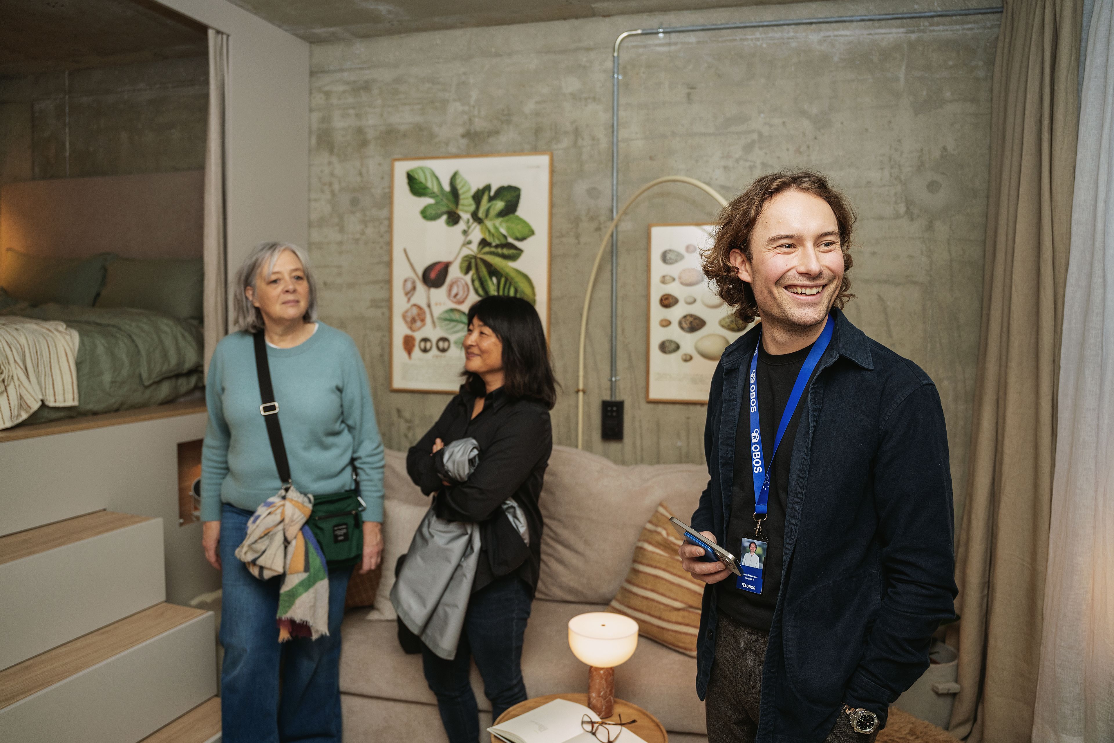 Damer og en mann på befaring i en Bo Kompakt leilighet