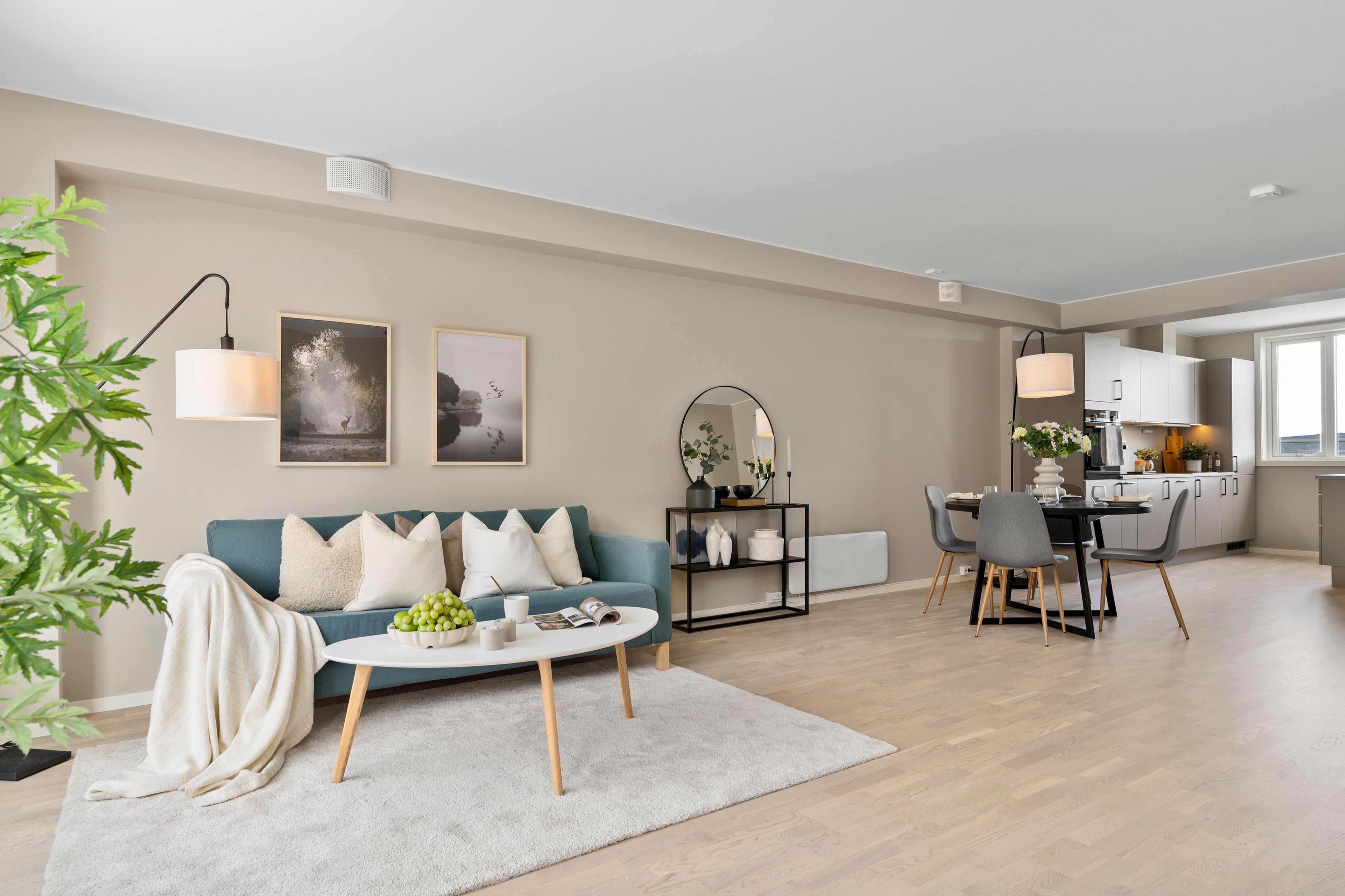 Bilde av stue, spisestue og kjøkken i rekkehus i Hovedhuset, i Nedre Stavsetvegen 46.
