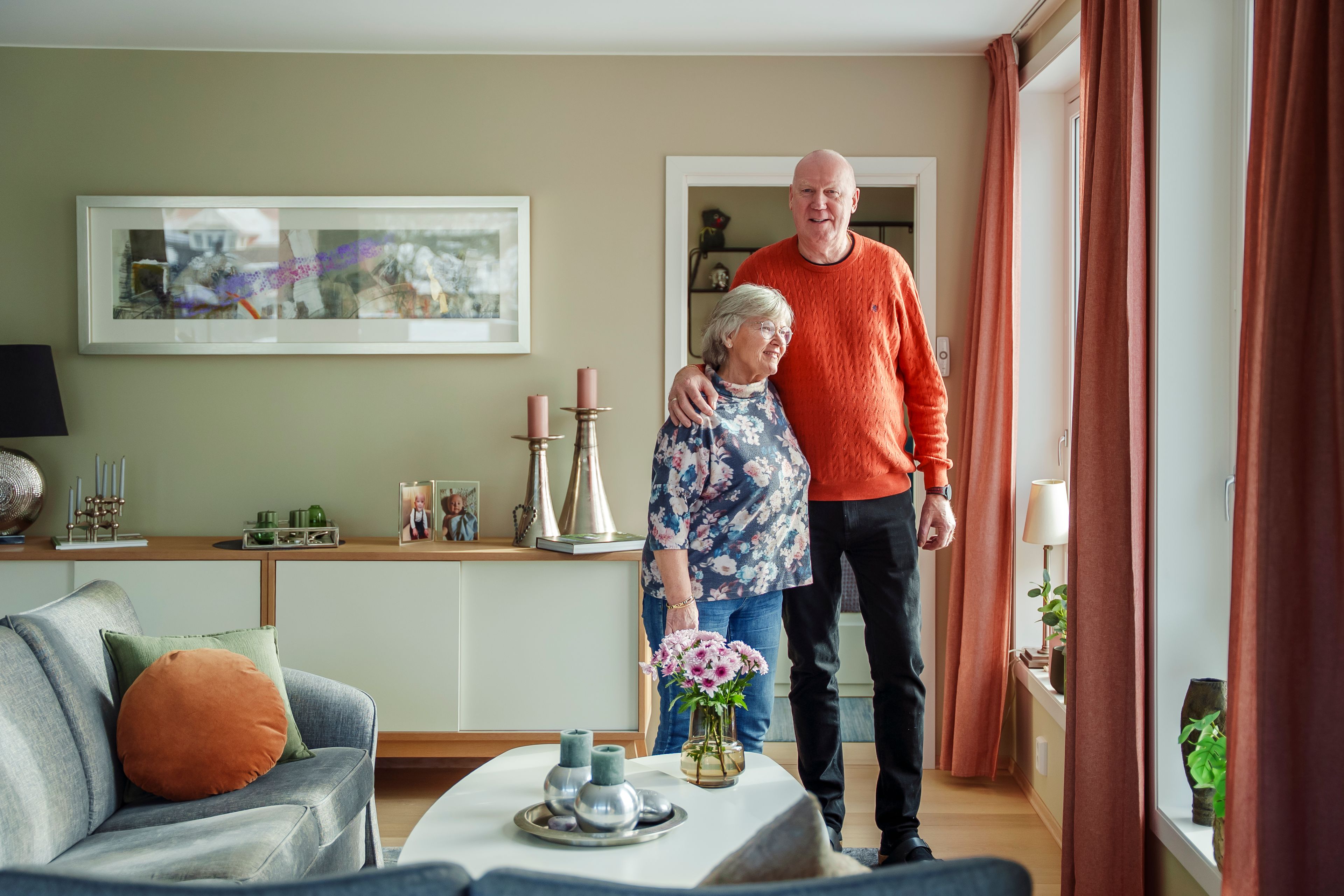 Bente og Lars holder rundt hverandre i stuen og ser ut vinduet