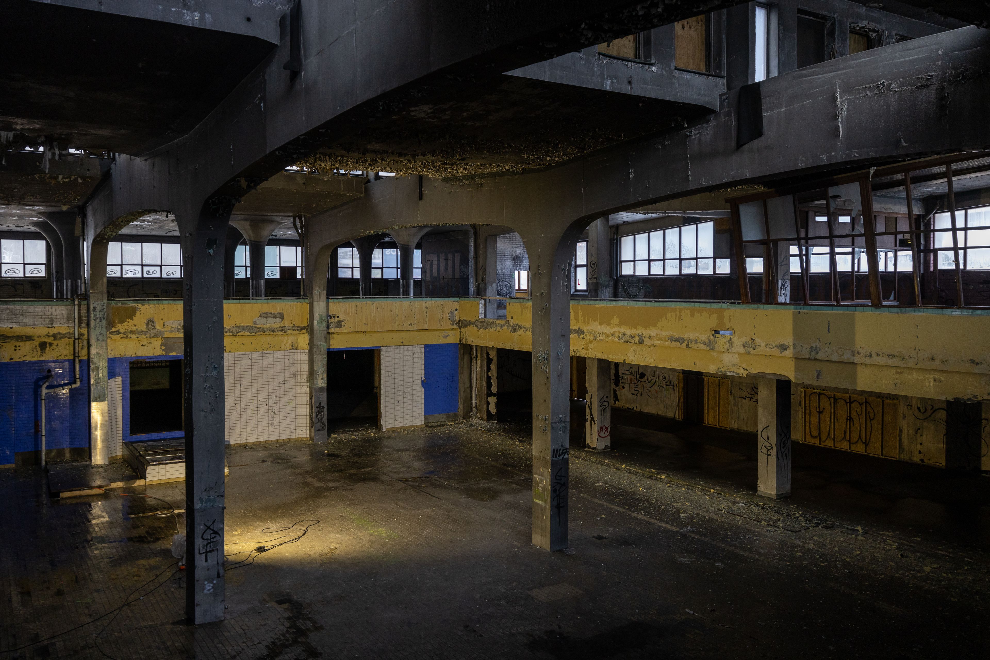 Bilde av søyler og interiør på Tapperiet, som har stått tomt i flere år.