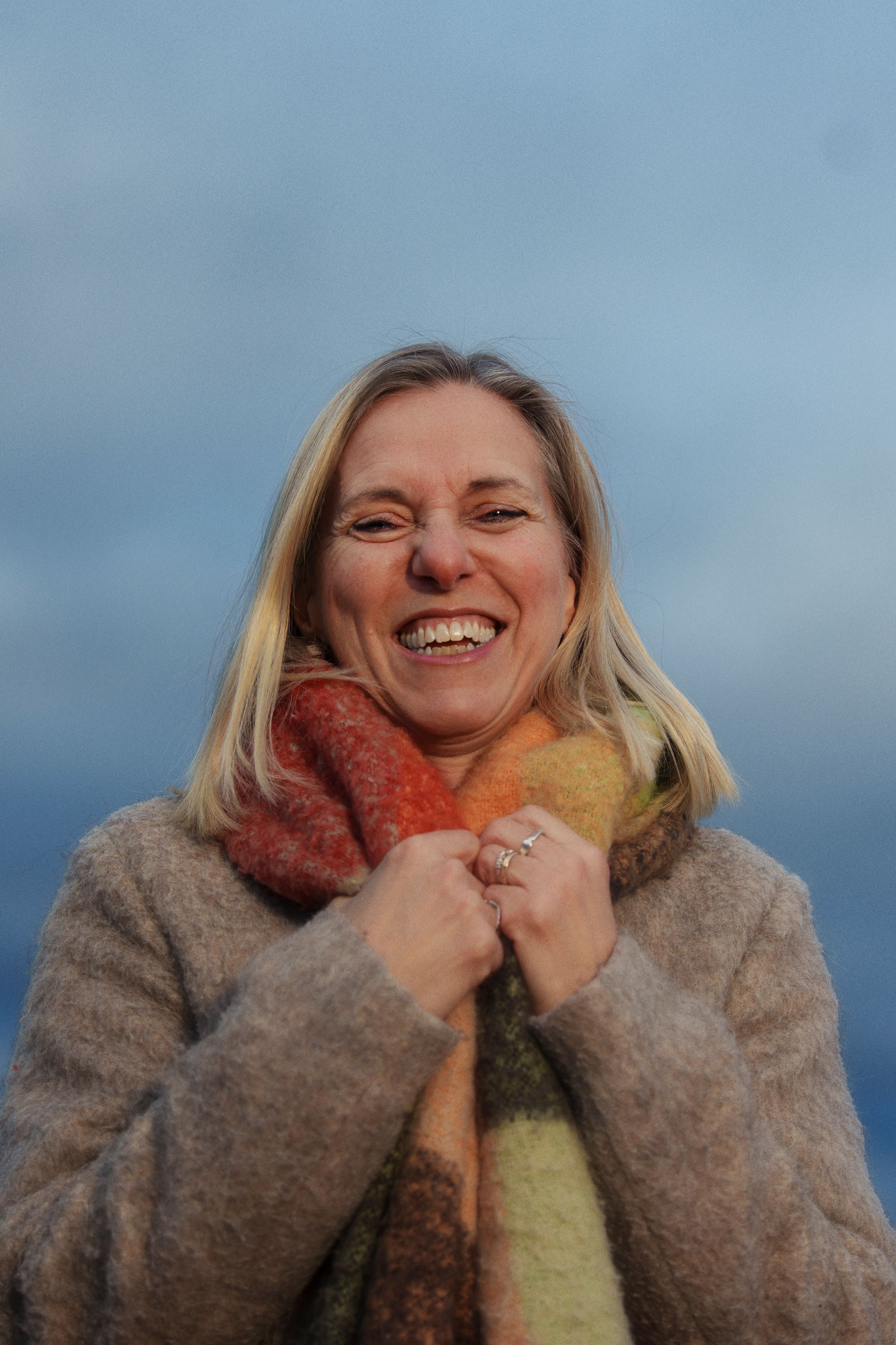 Marianne holder i skjerfet rundt halsen og smiler bredt.