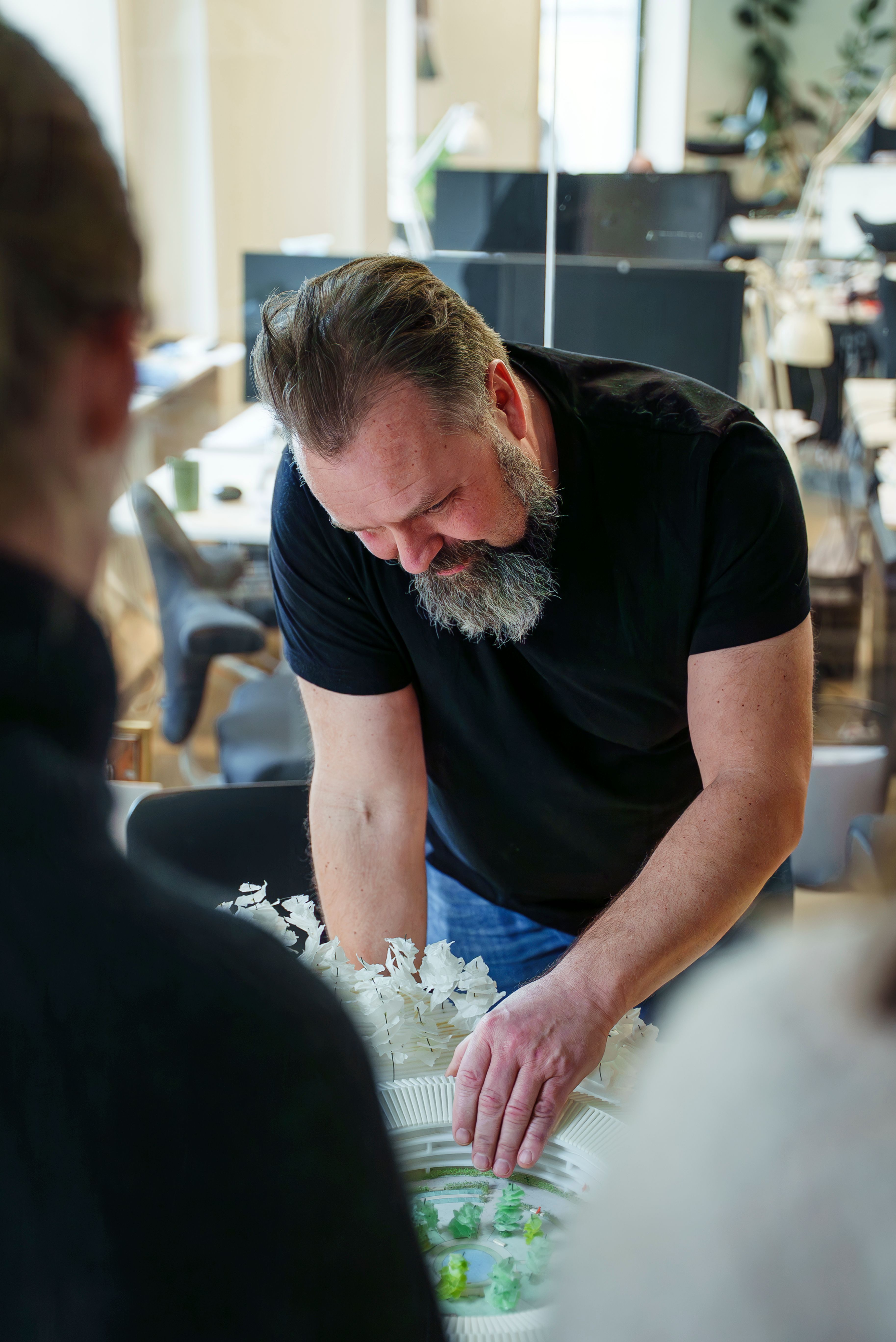 Bjarne Ringstad, arkitekt i CODE arkitektur peker på modellen av Oen.