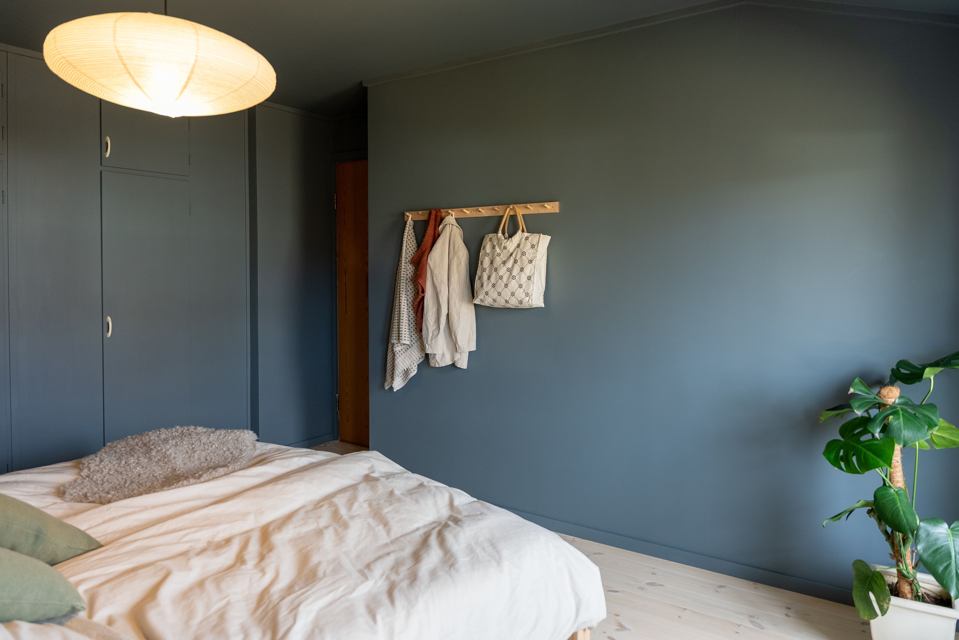 Soverom med nymalte vegger og nytt gulv.