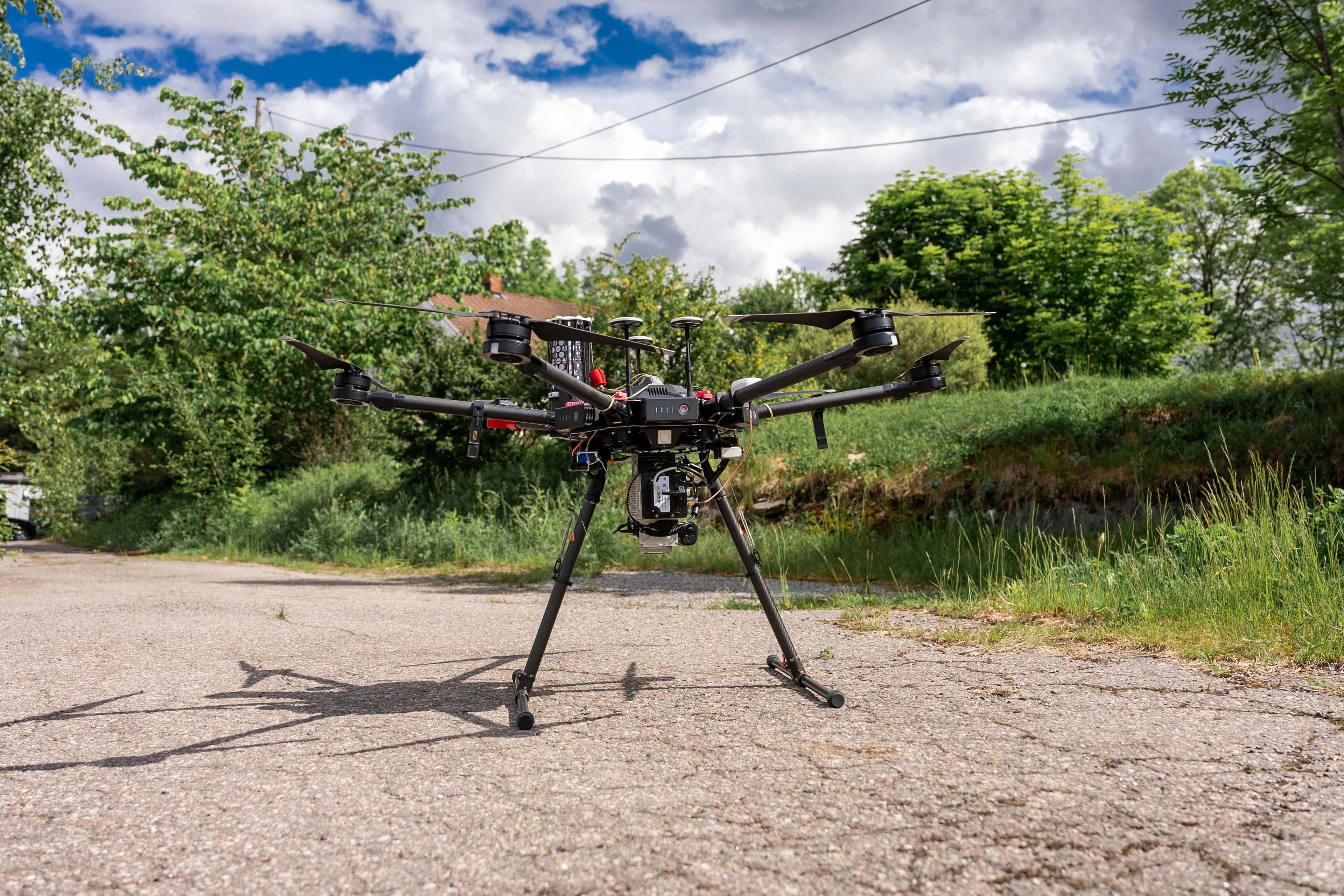 Foto av en drone som står ute på bakken.