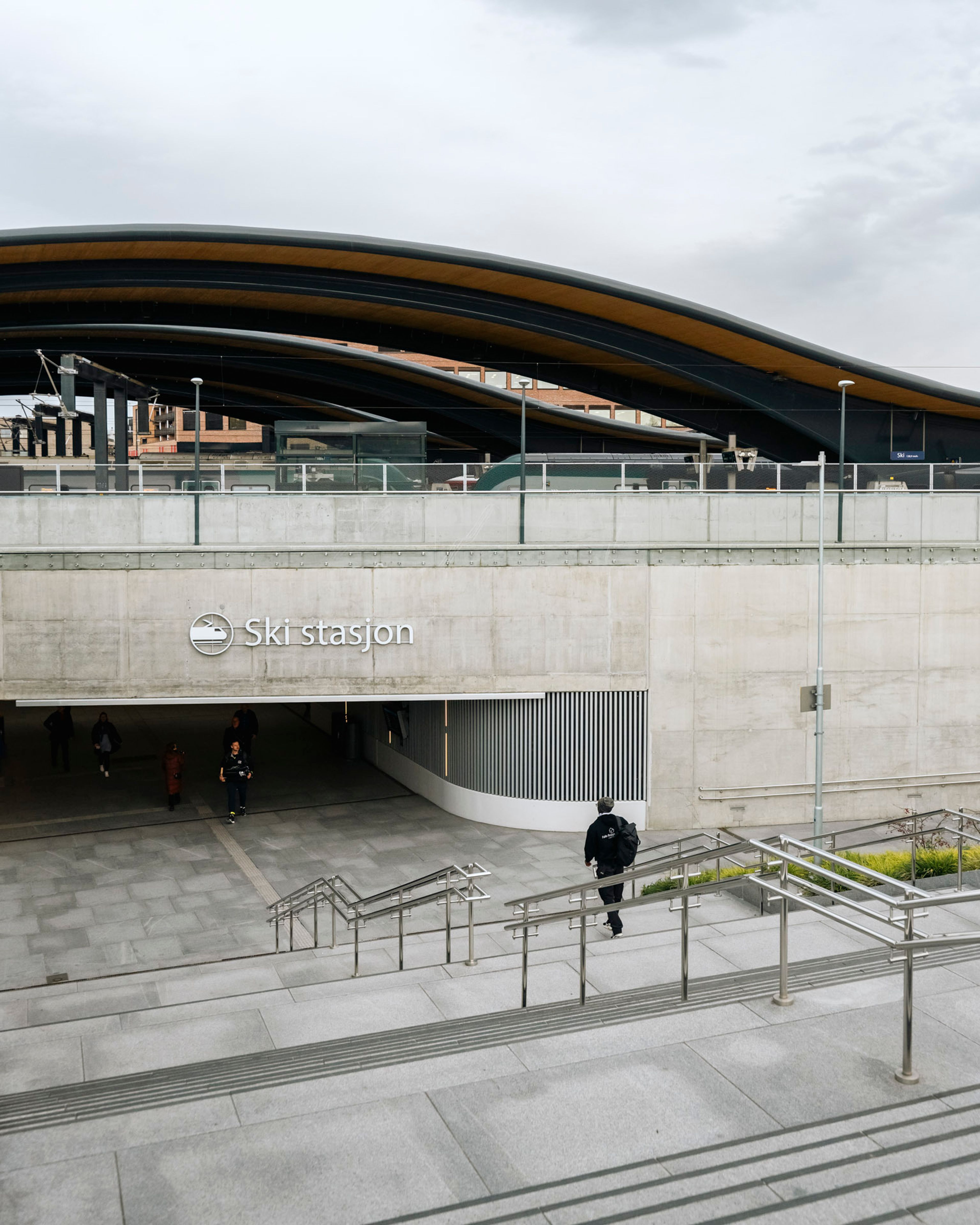 Foto av trapp ned til nye Ski stasjon