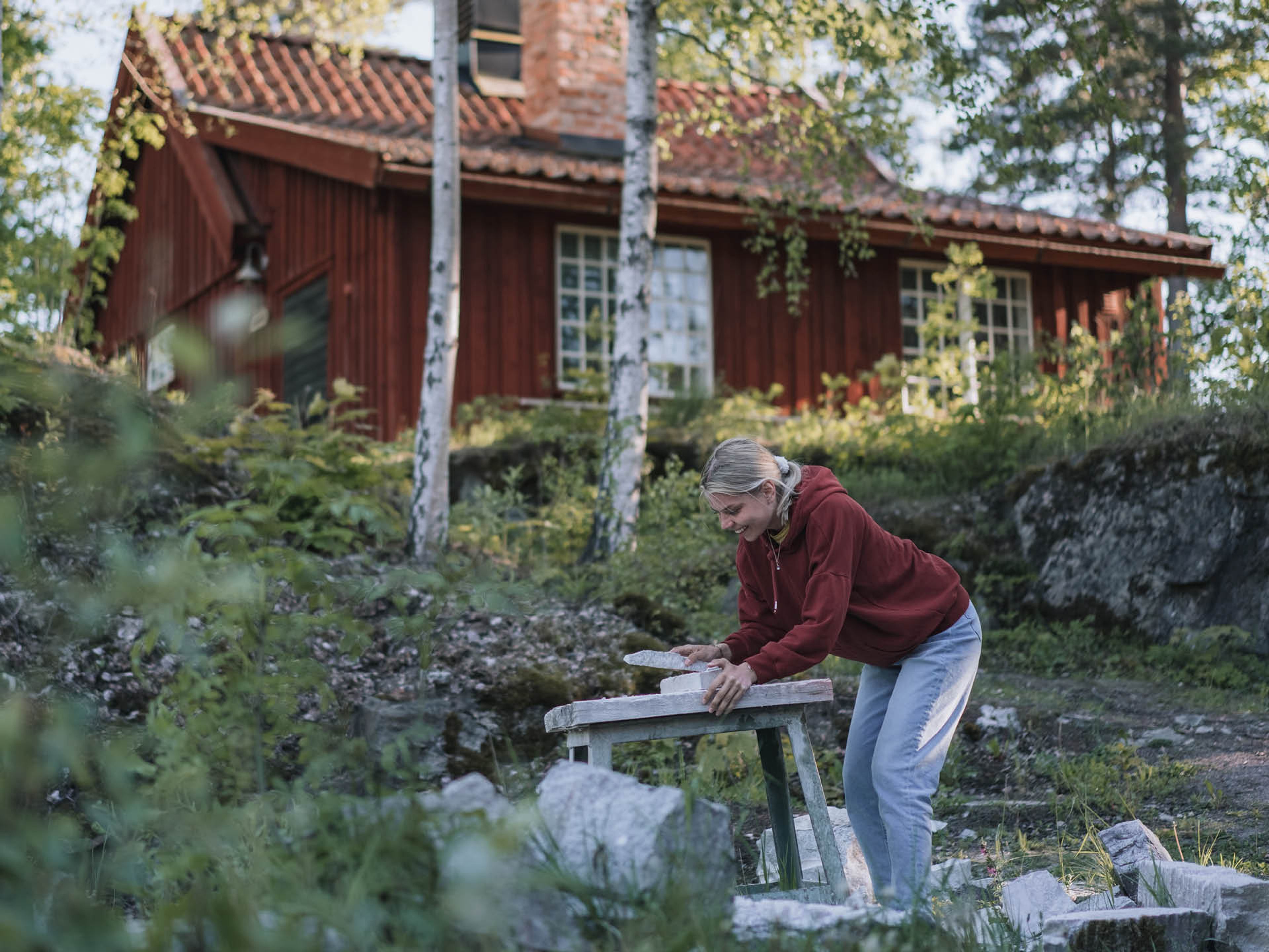 kvinna hugger ved