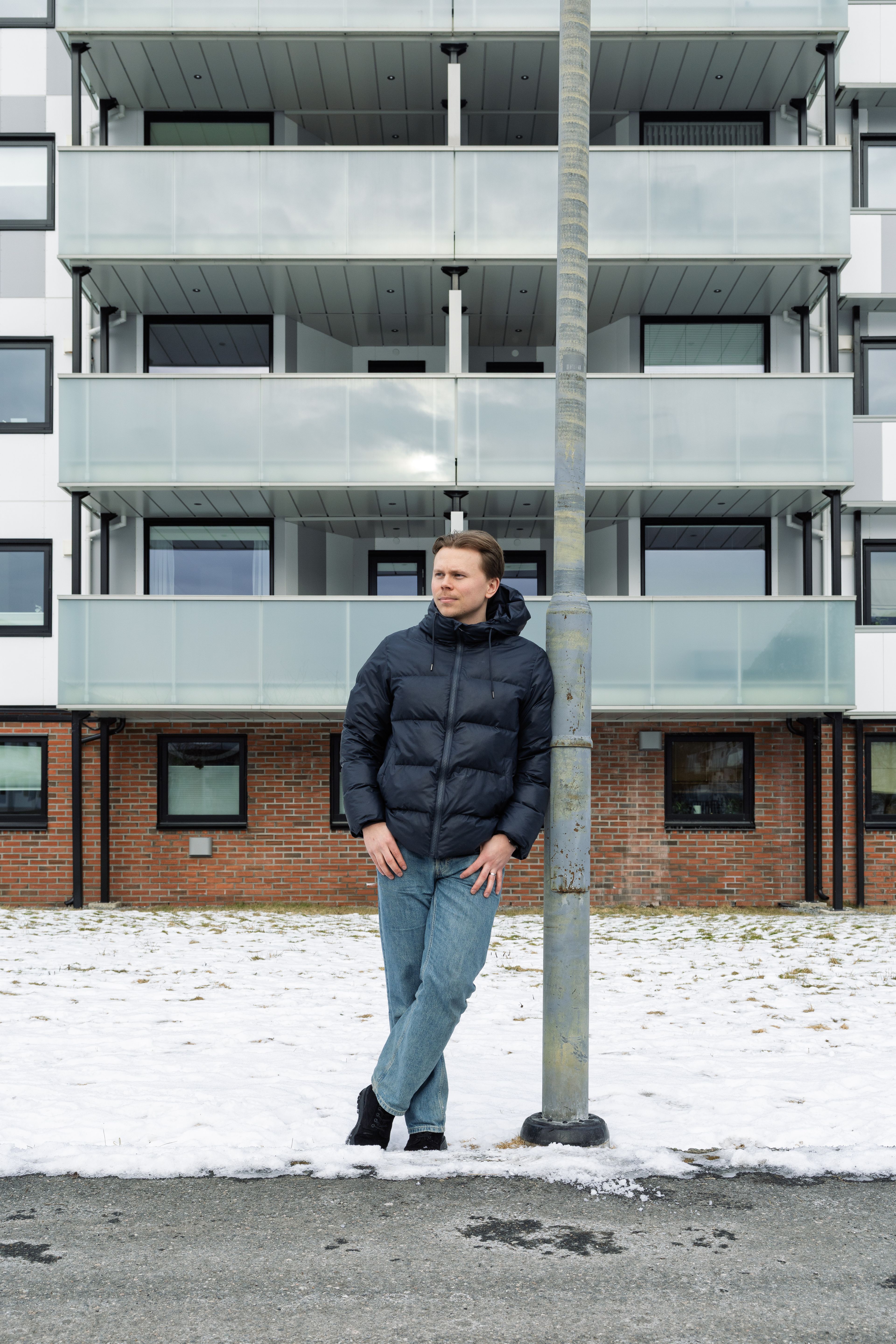 Iben står foran blokka han bor i.