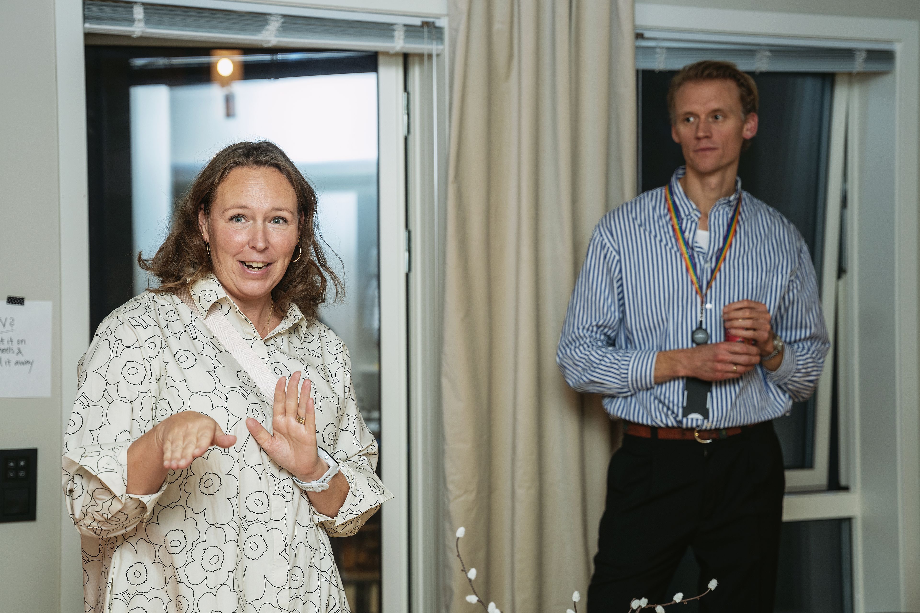 En dame forklarer om løsningen IKEA har laget i en av boligene med daglig leder i bakgrunnen. 