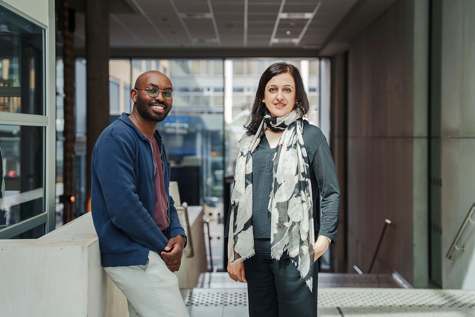 Bilde av Bishar Ali og Farah Humayun. De smiler mot kameraet.