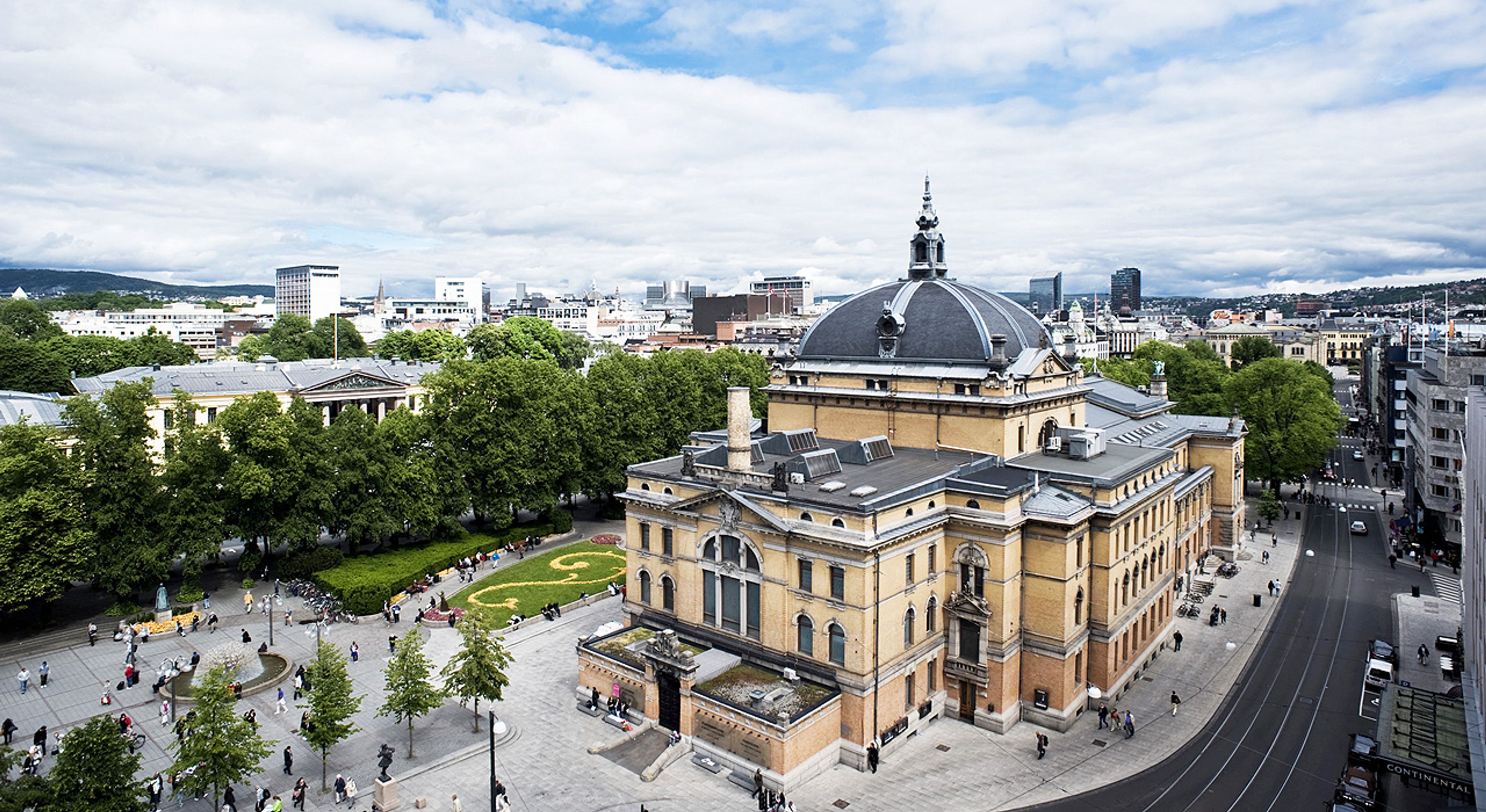 Den ruvende murstensbygningen Nationaltheatret sett fra luften.