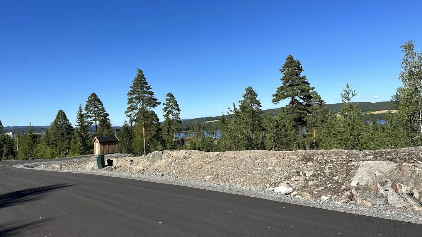 Det er asfaltert vei fram til tomtene.