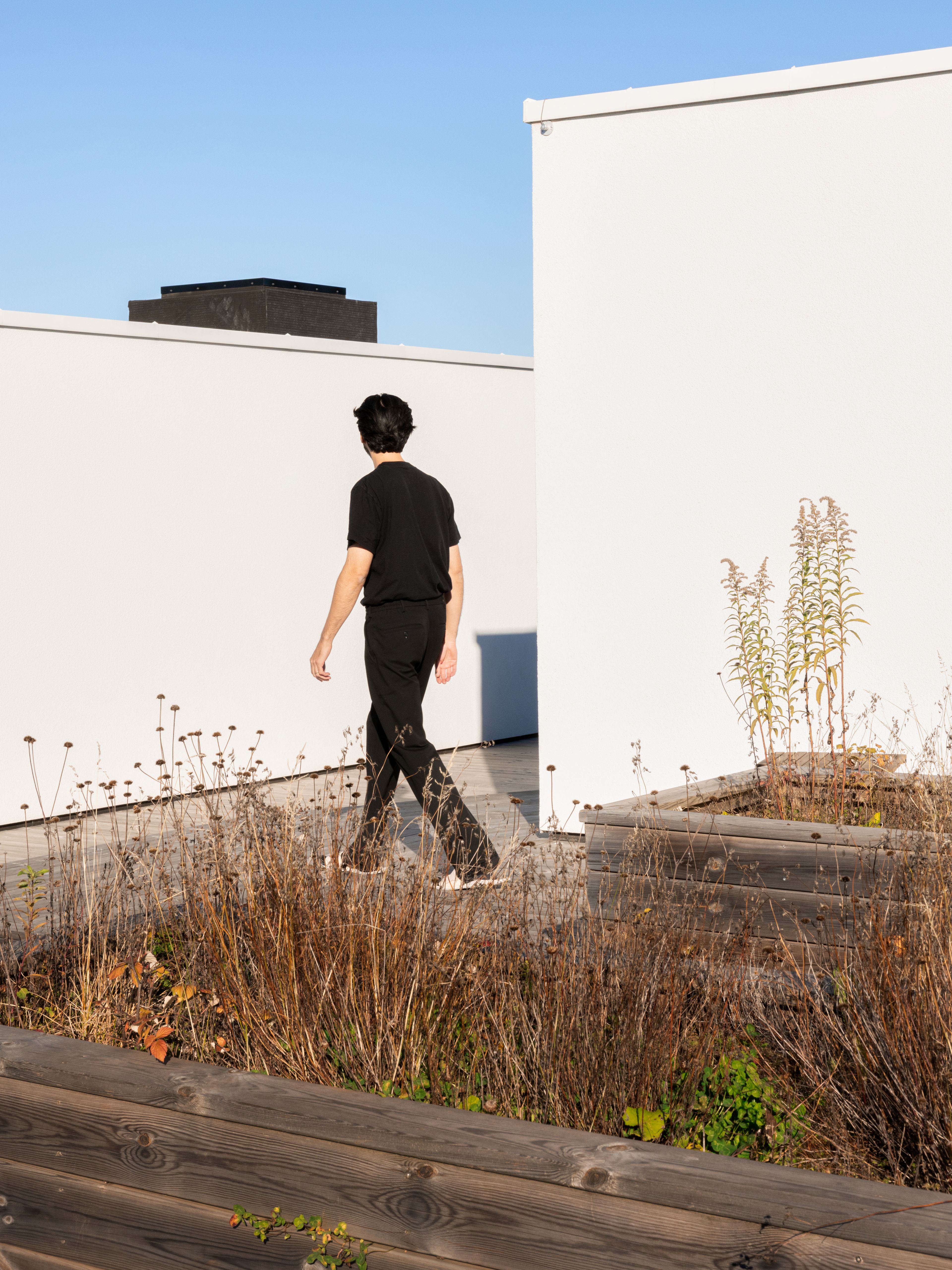 Prosjektleder Daniel Silva går på takterrassen. 