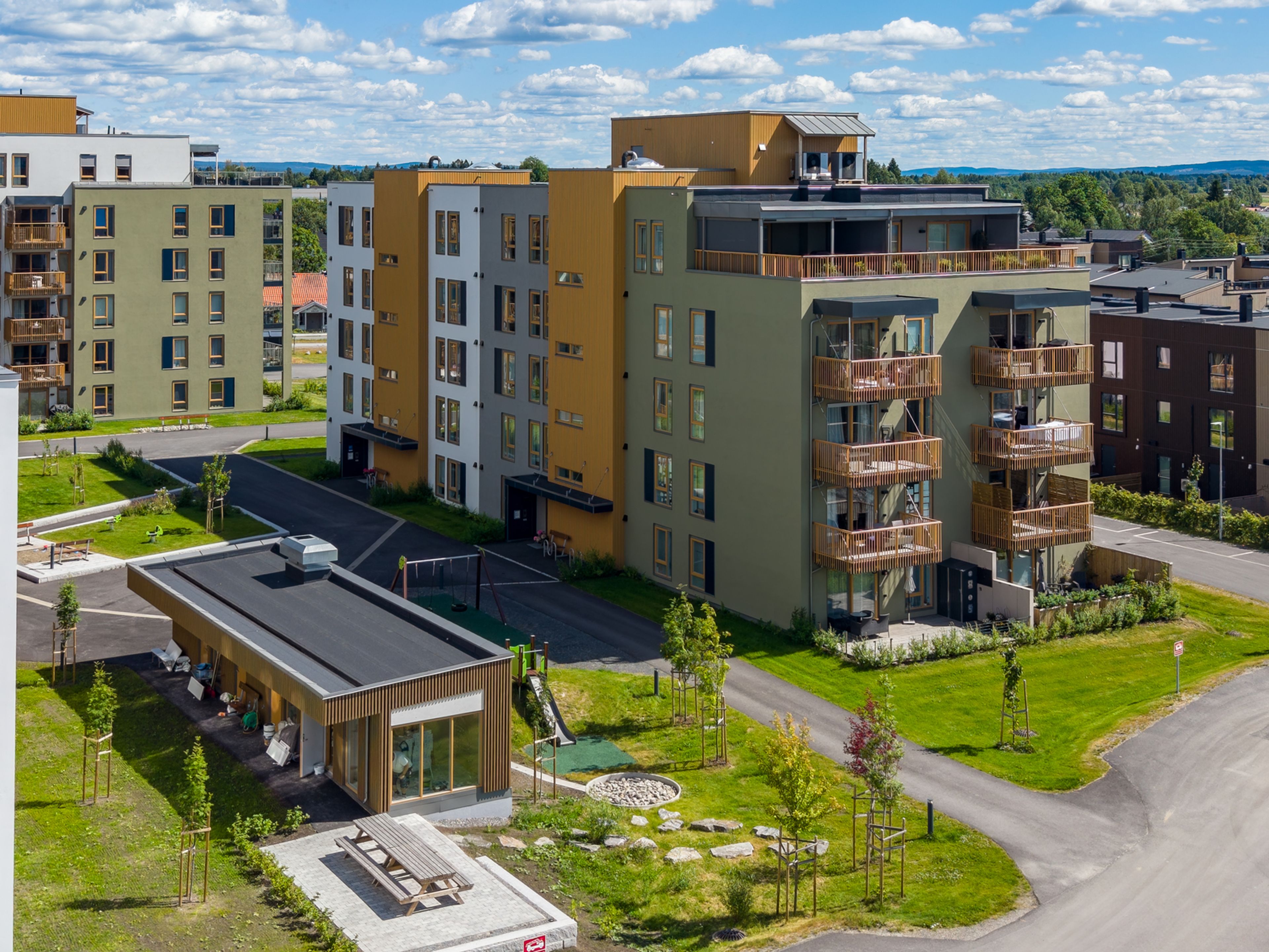 Bilde av grønt uteområde mellom husene i Asper Hageby.