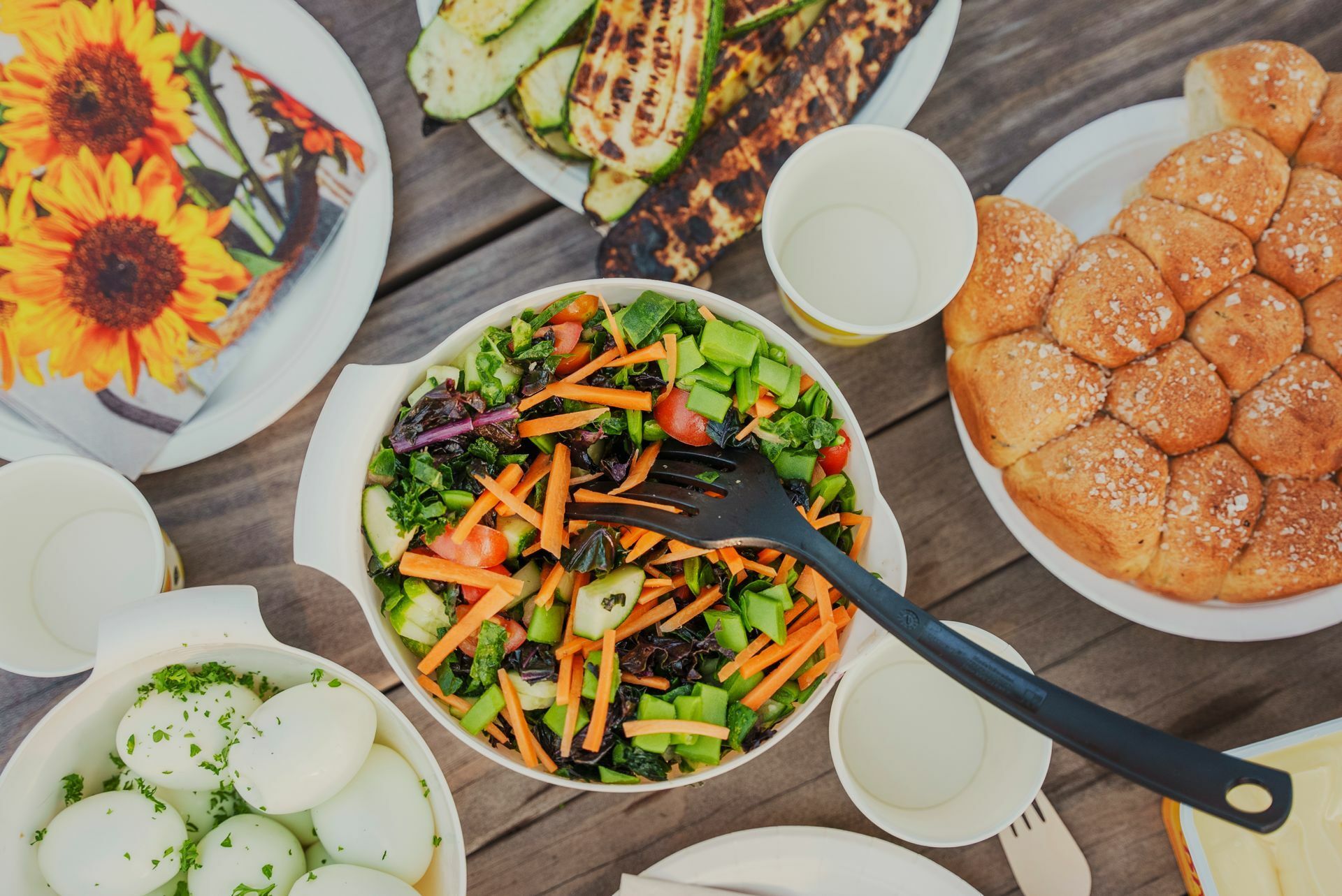 Dagens selvplukk har blitt til flere retter. En salat med ulike rotgrønnsaker med brød til.