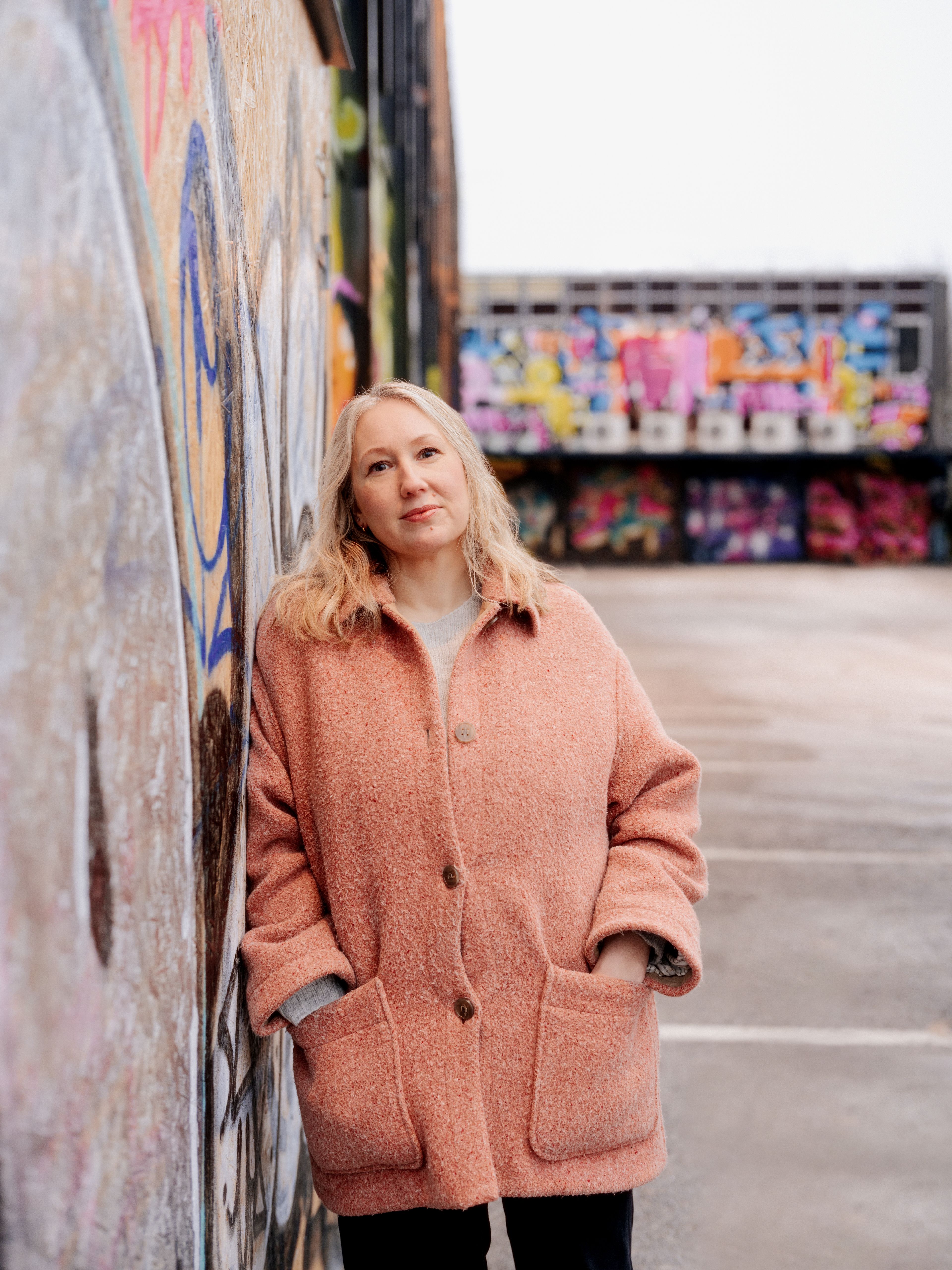 Portrettbilde av Sigrid Furuholt Engelstad som lener seg inntil en vegg