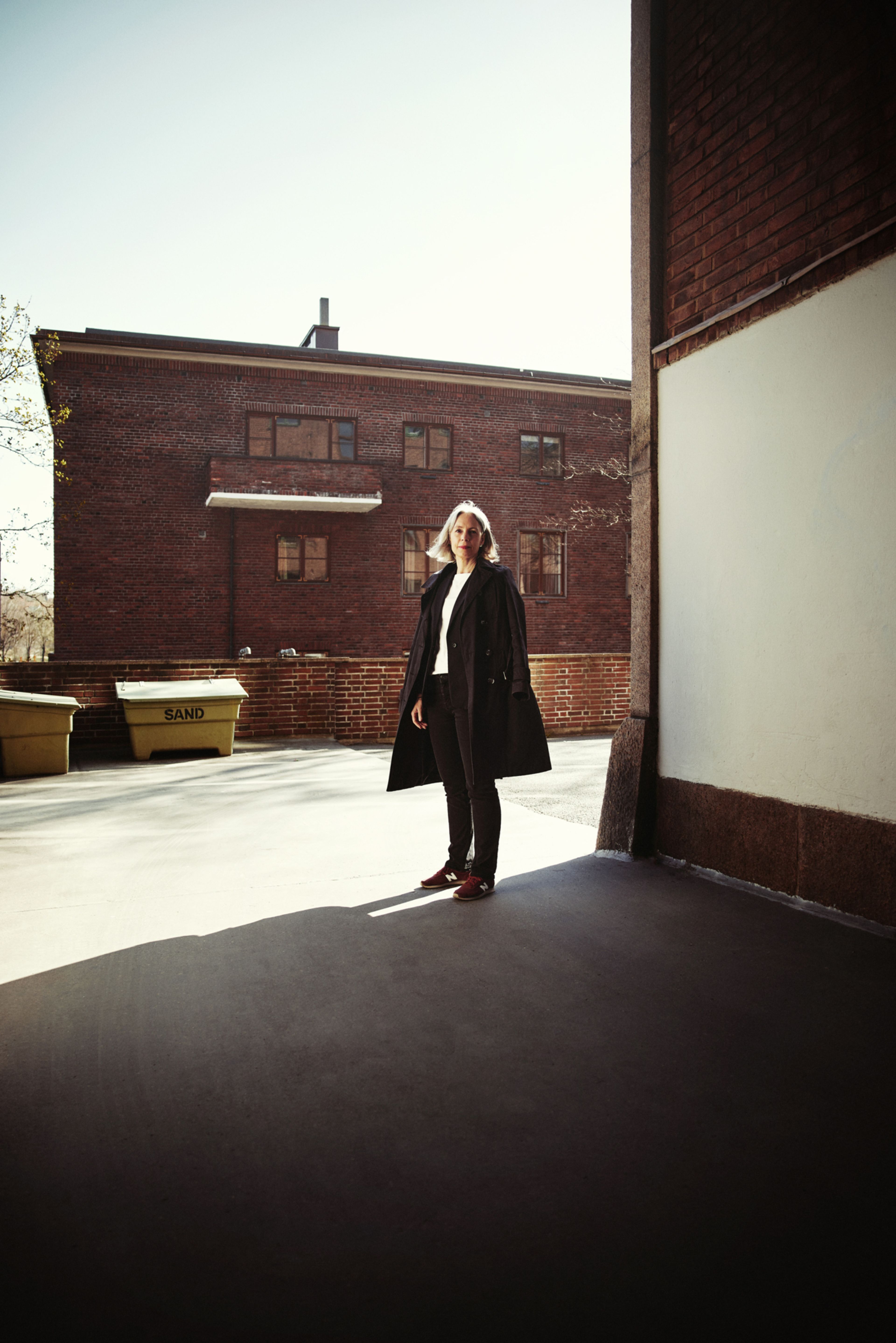 Anne-Kristine Kronborg utenfor en boligblokk.