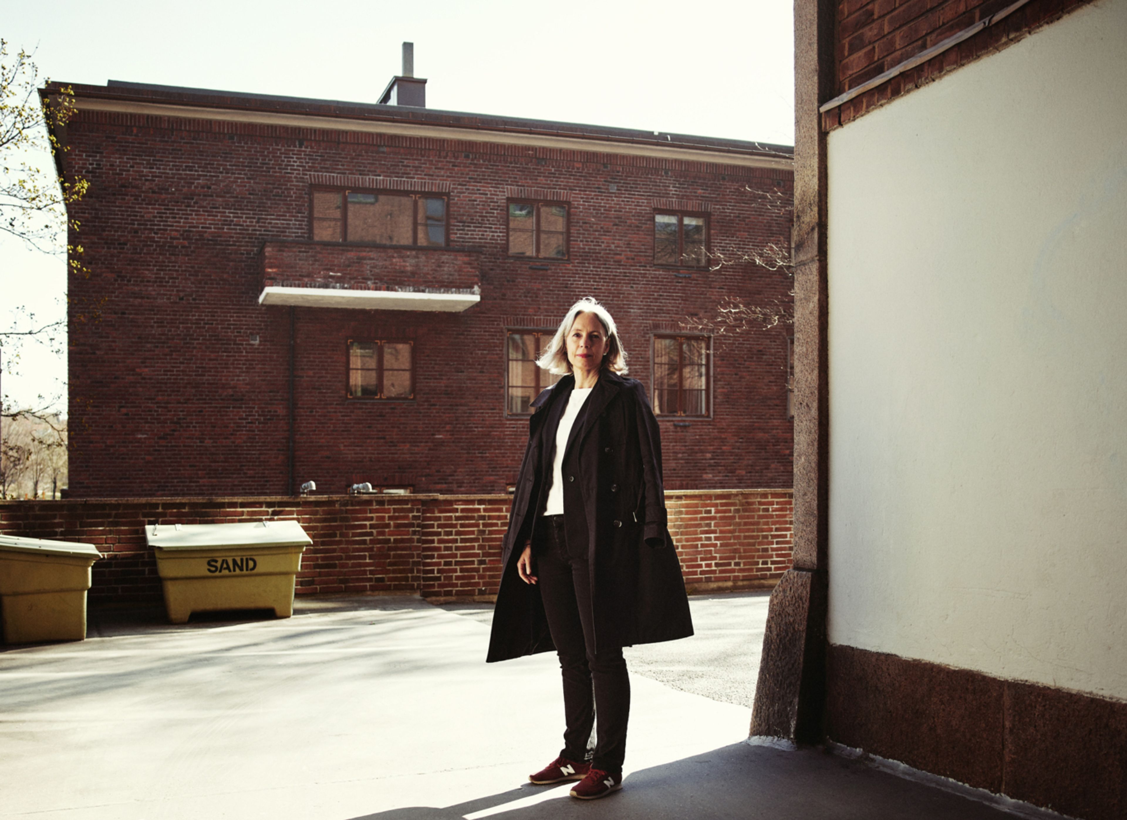 Anne-Kristine Kronborg utenfor en boligblokk.