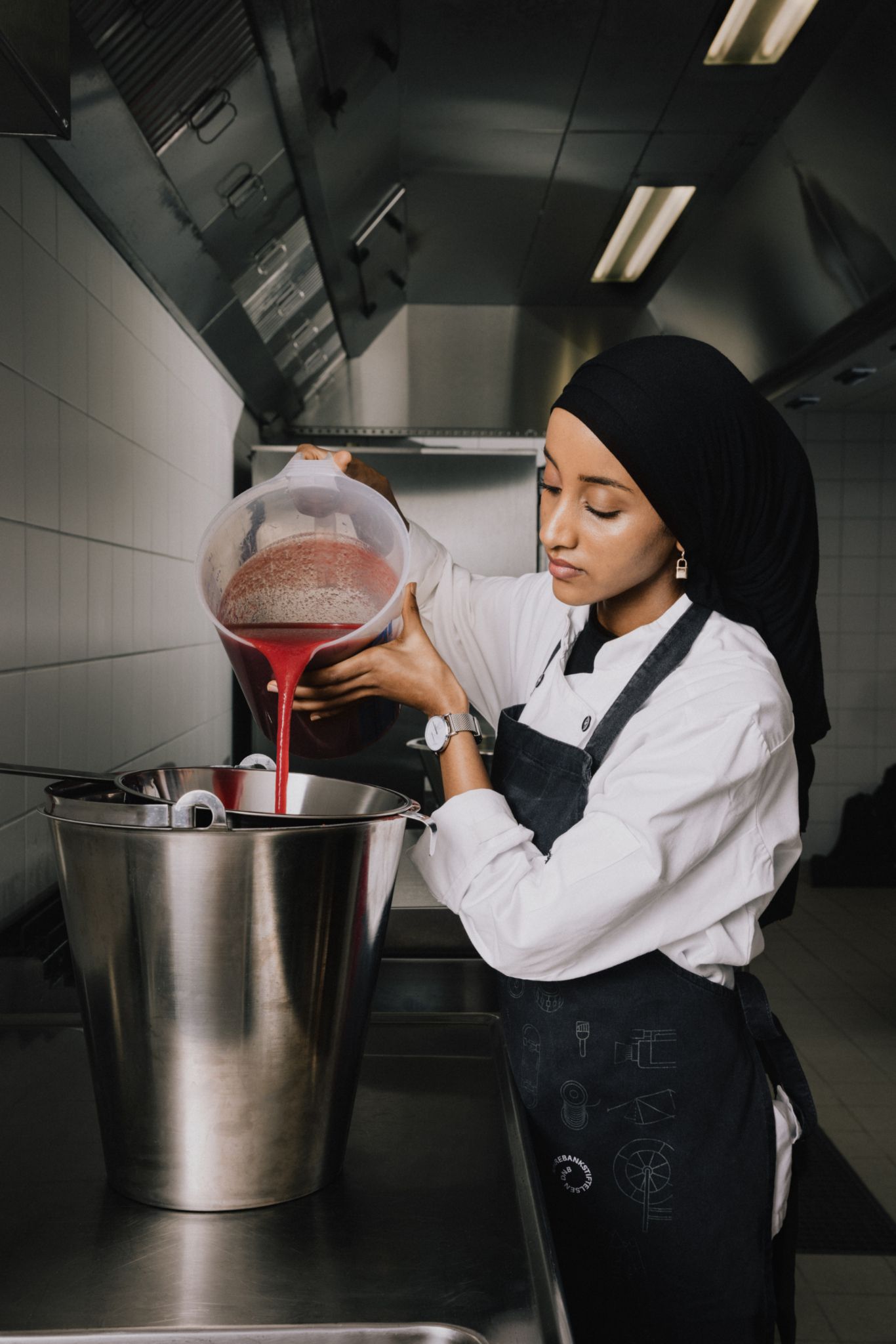 Bildet viser Sitrallah i Sorbet Sisters som er i gang med å produsere is.
