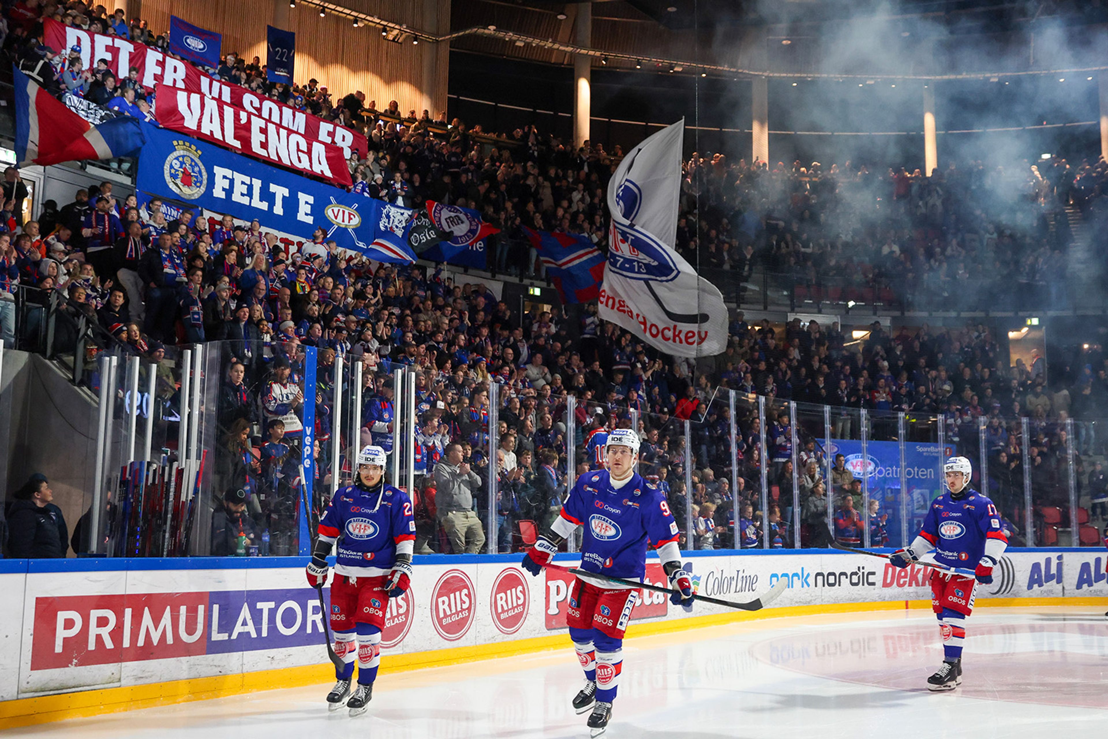 Spillere fra Vålerenga Ishockeyklubb feirer foran hjemmefansen etter et mål.