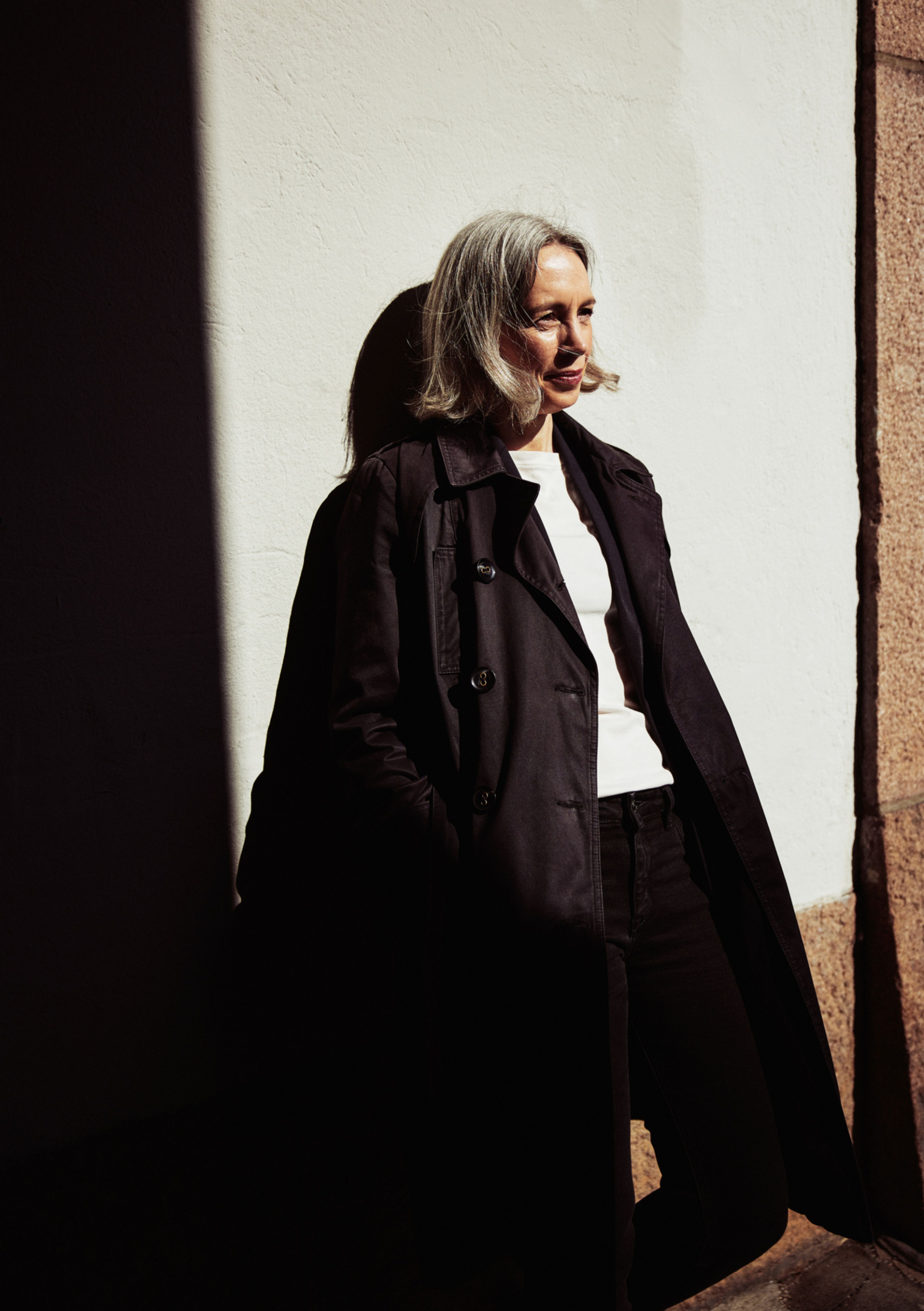 Anne-Kristine Kronborg lener seg inntil en vegg utendørs.