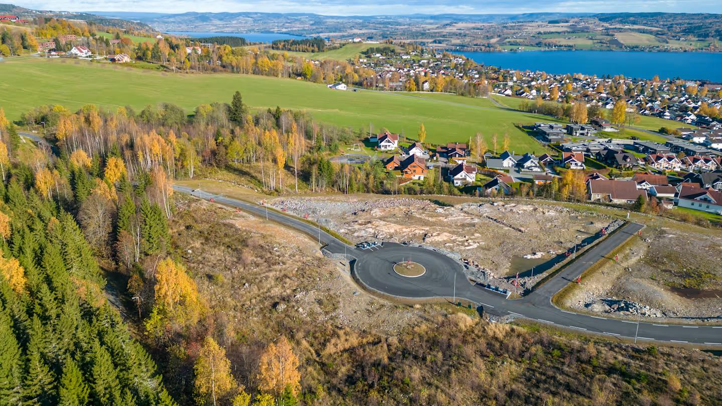 Fra tomtene kan du se utover mot Torke og Mjøsa. Dette er et lyst, solrikt og barnevennlig område.