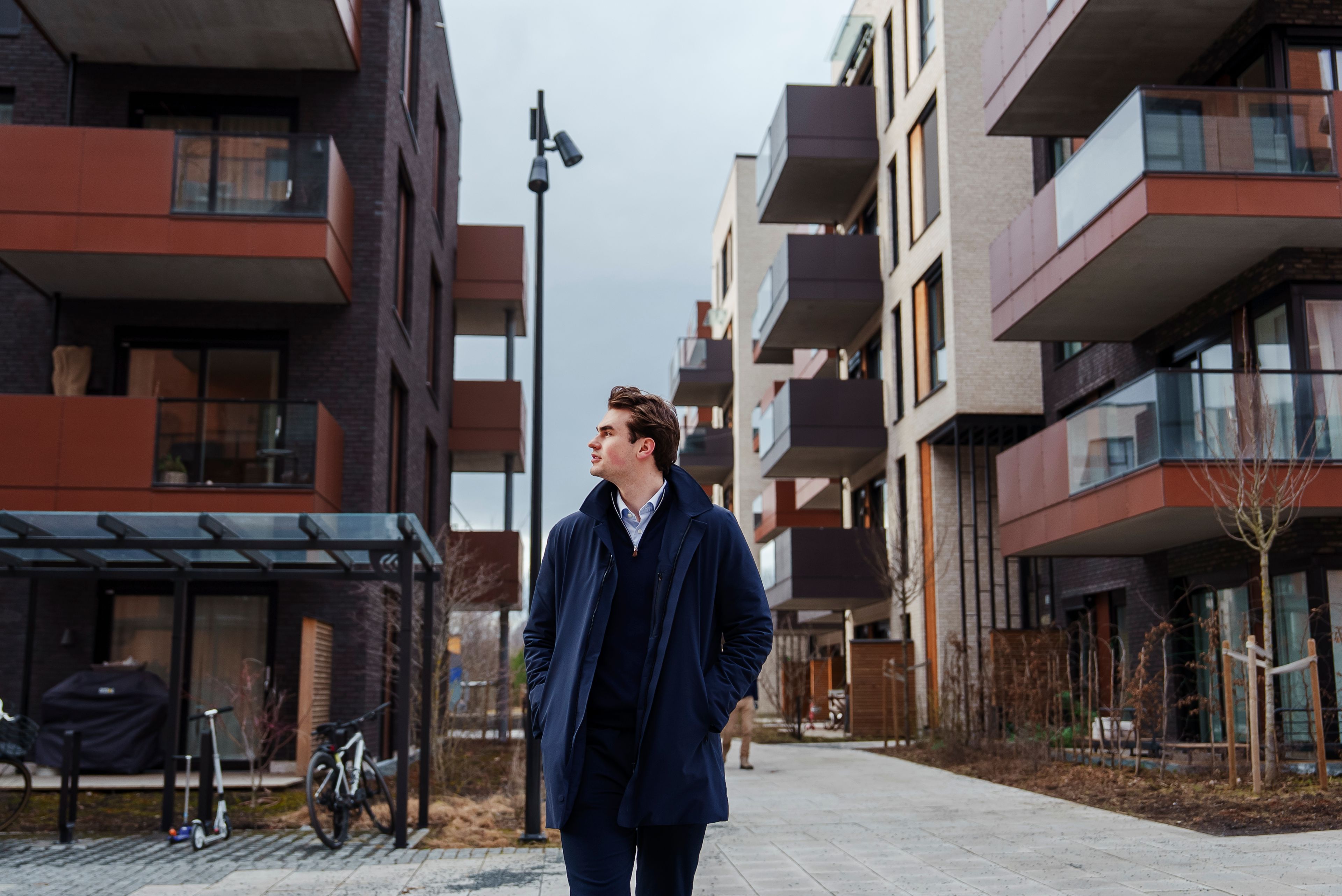 Oskar står utenfor nybygg i Storøykilen på Fornebu.