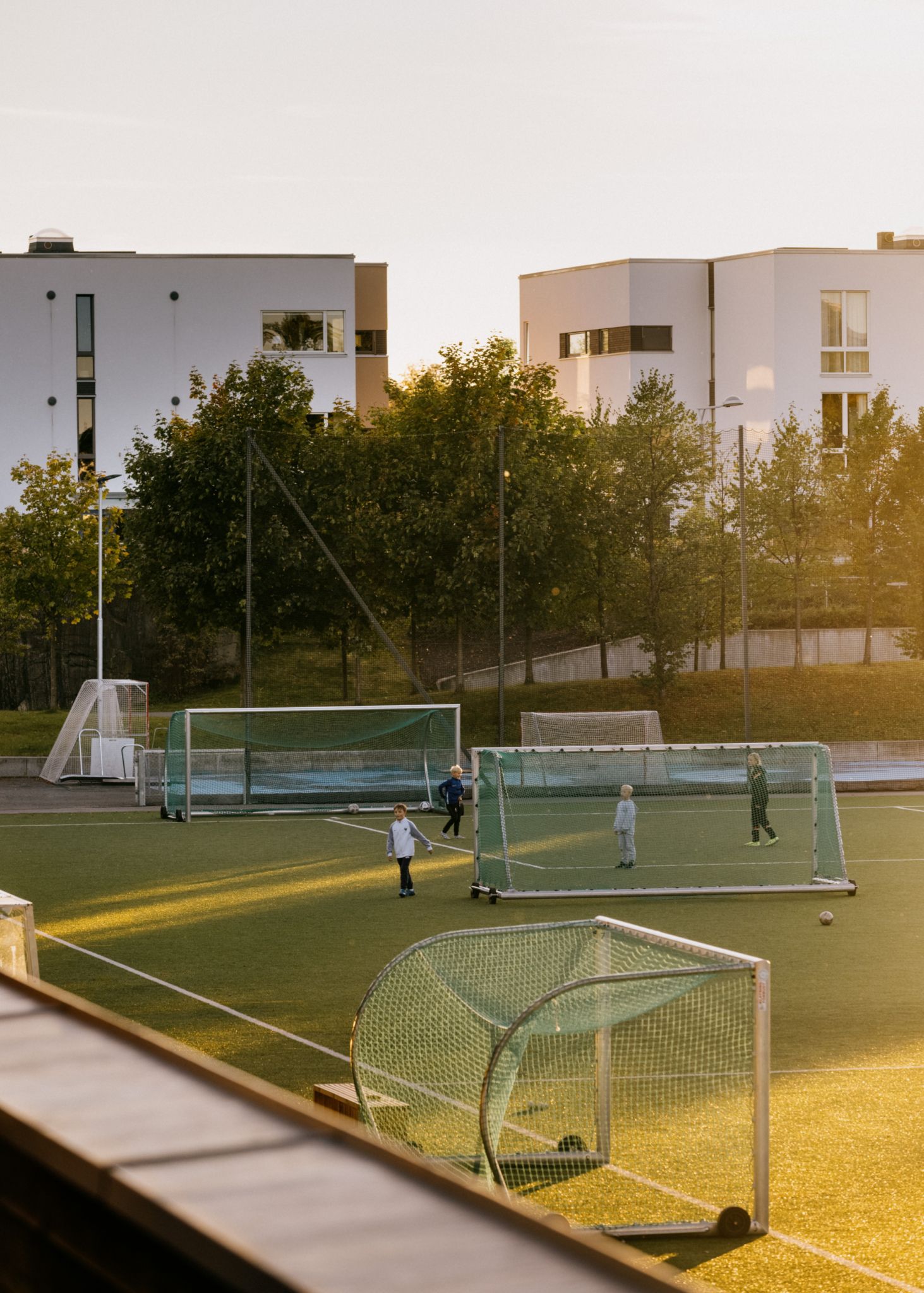 Bildet viser en fotballbane på Fornebu.