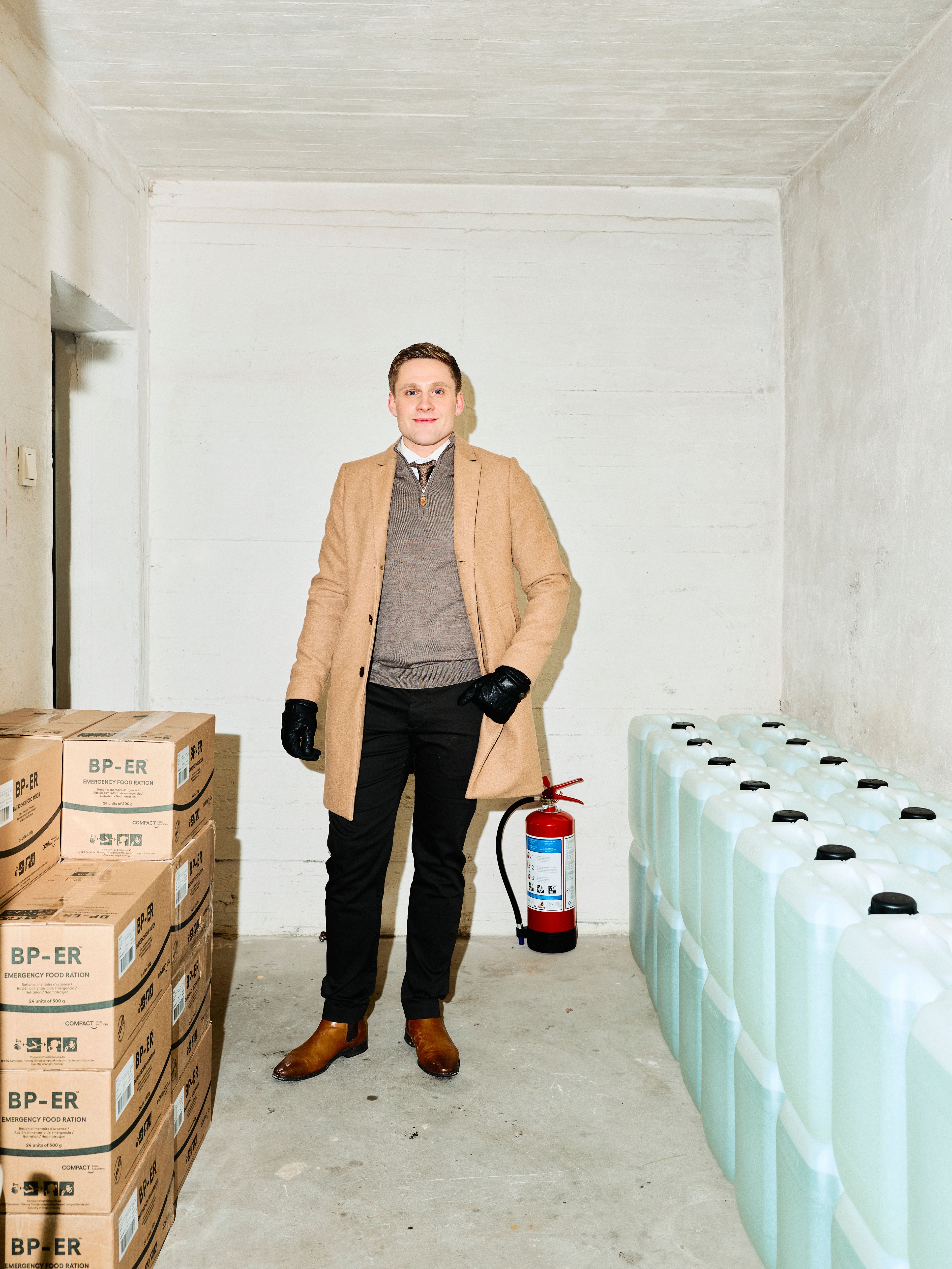 Et bilde av styreleder Joakim Holtsmark i kjelleren fylt med vann og øvrig beredskap.