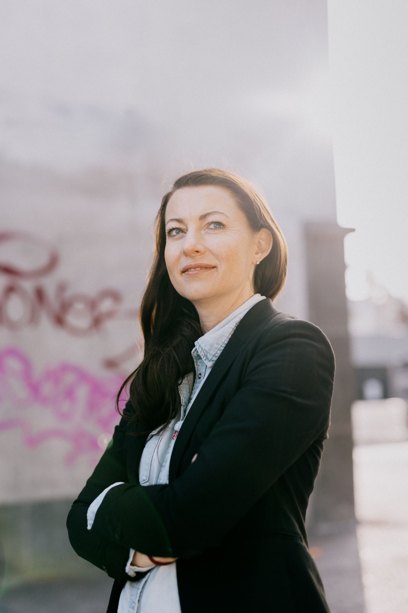 Silje Ekelund står med armene i kors ute.