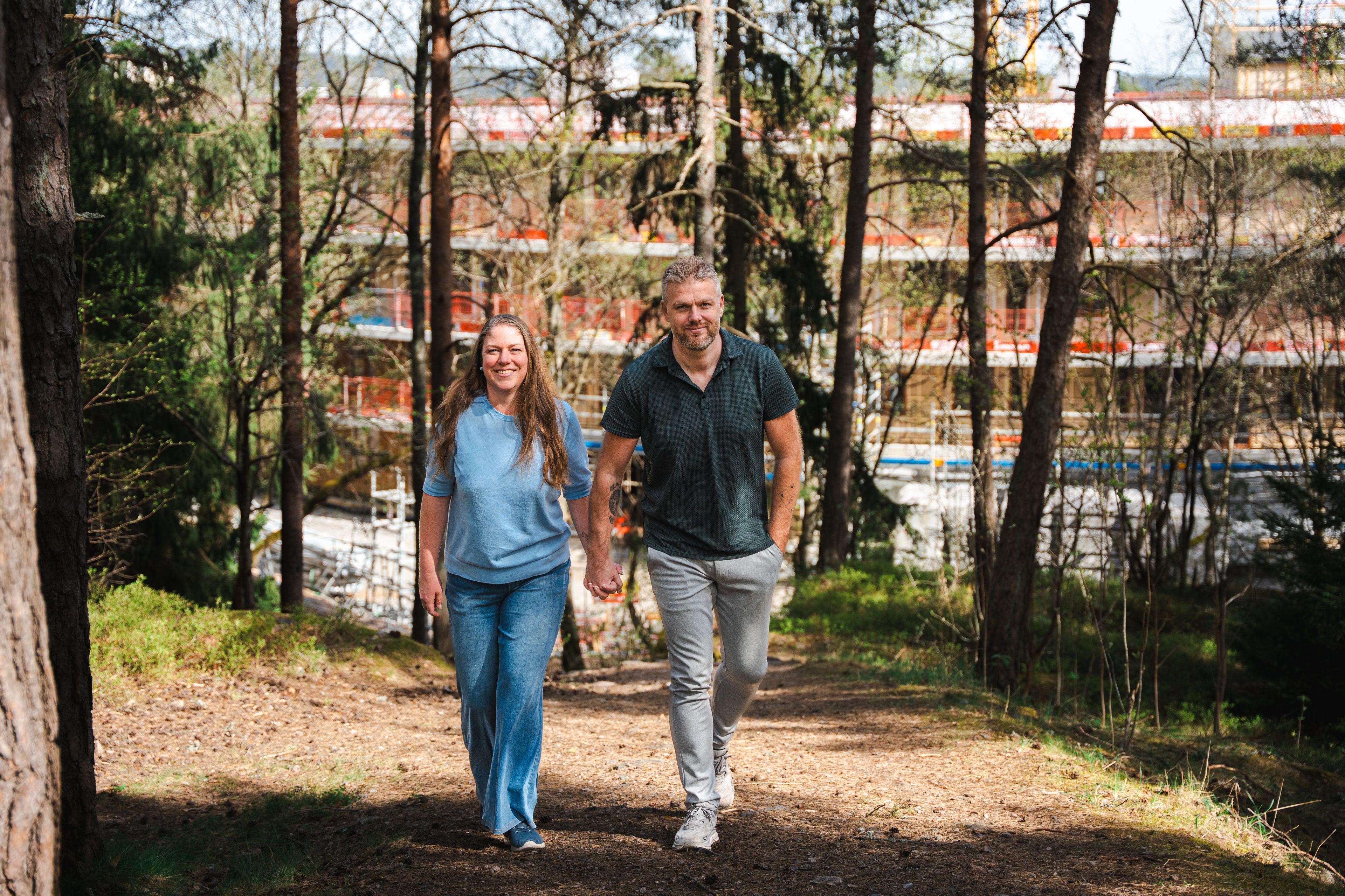 Foto av Elin og Hans-Kristian ved byggeplassen der Oen tar form