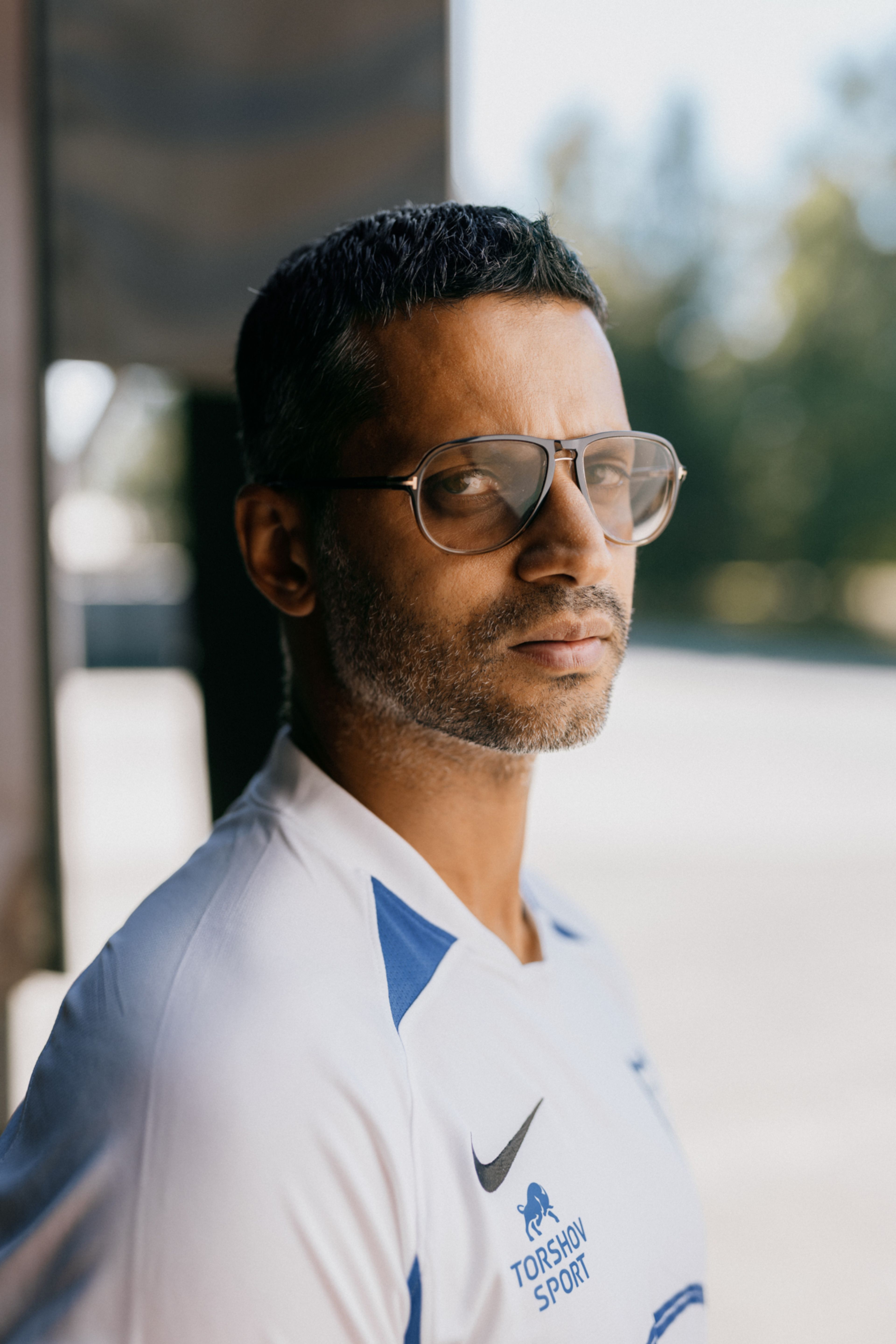Nærbilde av Ghulam Abbas med solbriller på.