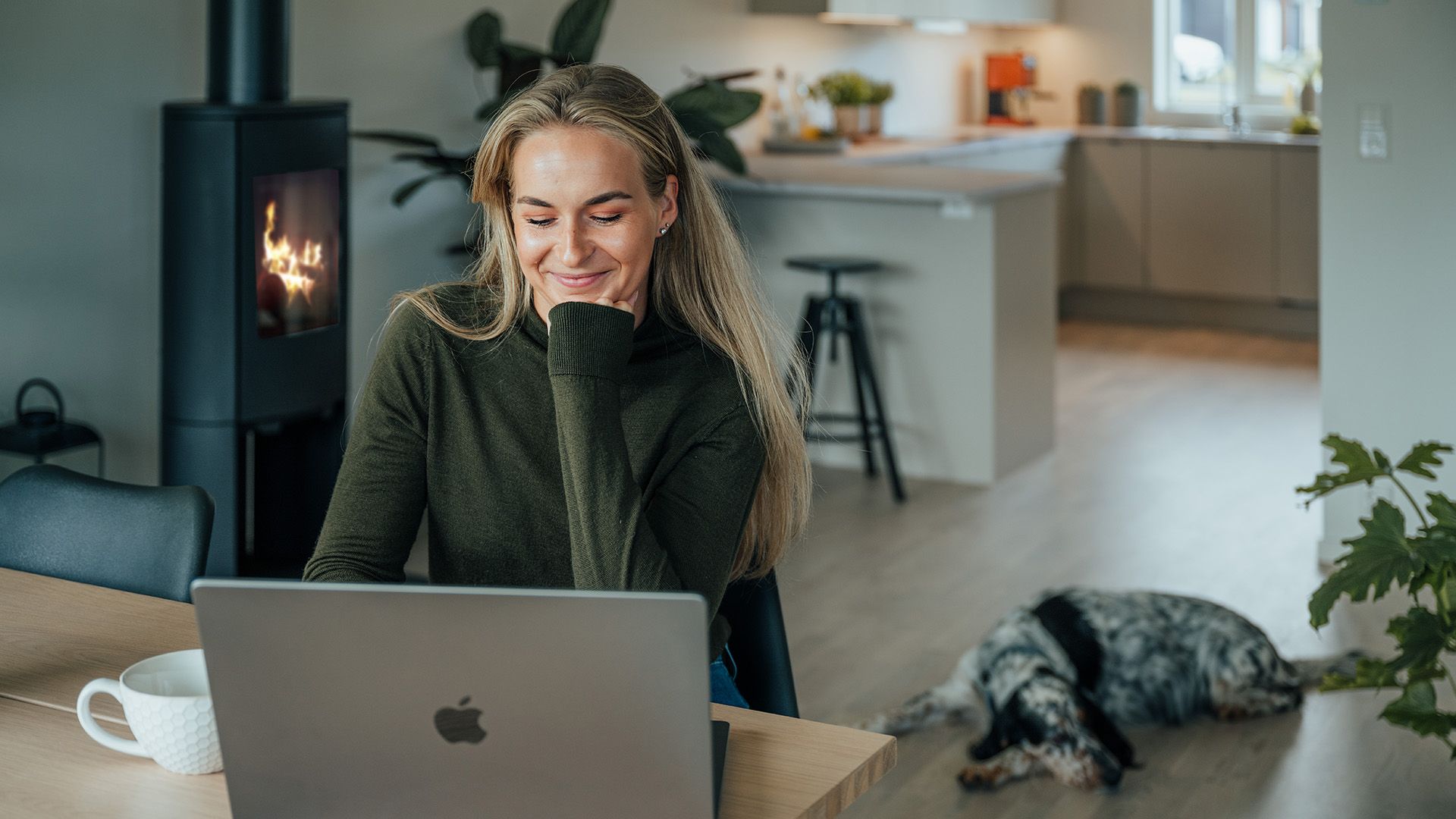 Kvinna sitter vid dator