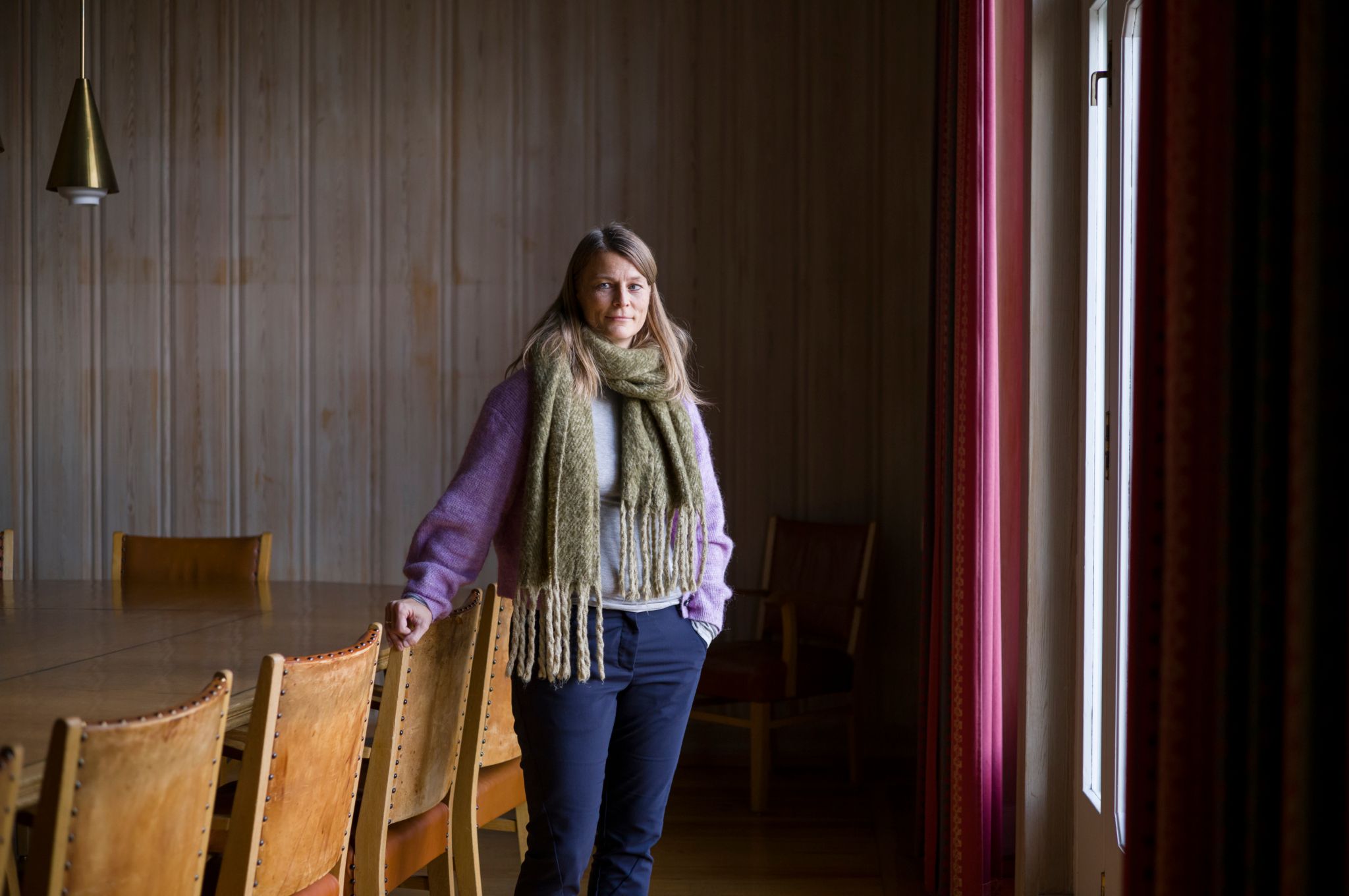 Rådgiver for velferdsteknologi i Elverum kommune, Åshild Sæther Engen, står inne i rådhuset i Elverum.